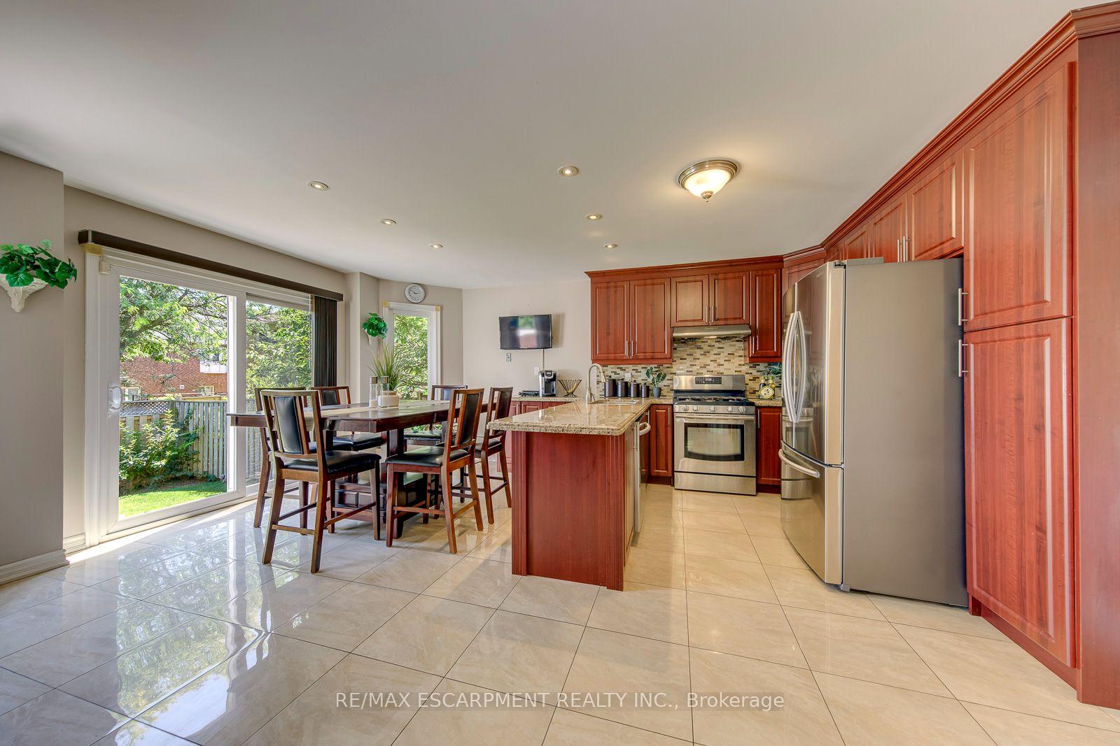 Photo 12 of 2442 Wynten Way, Oakville, Clearview — HOMEH
