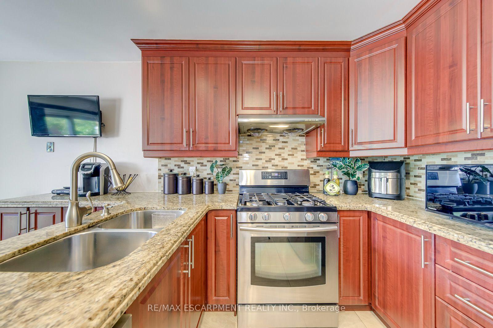 Photo 13 of 2442 Wynten Way, Oakville, Clearview — HOMEH