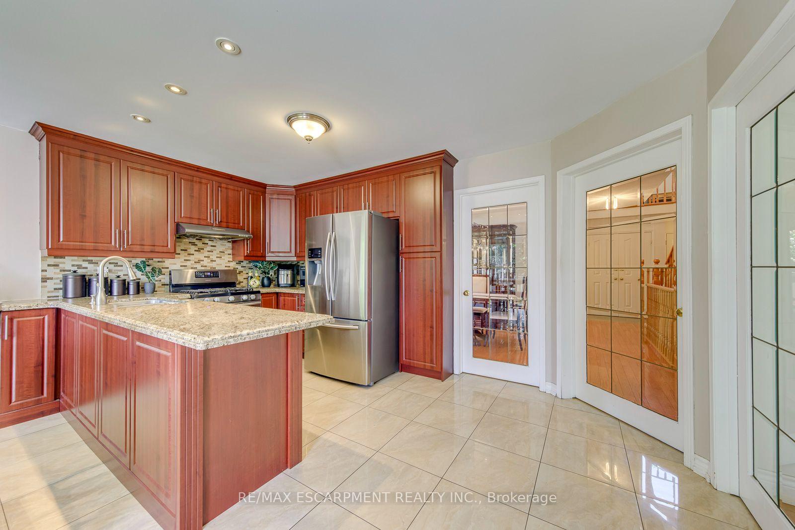 Photo 14 of 2442 Wynten Way, Oakville, Clearview — HOMEH