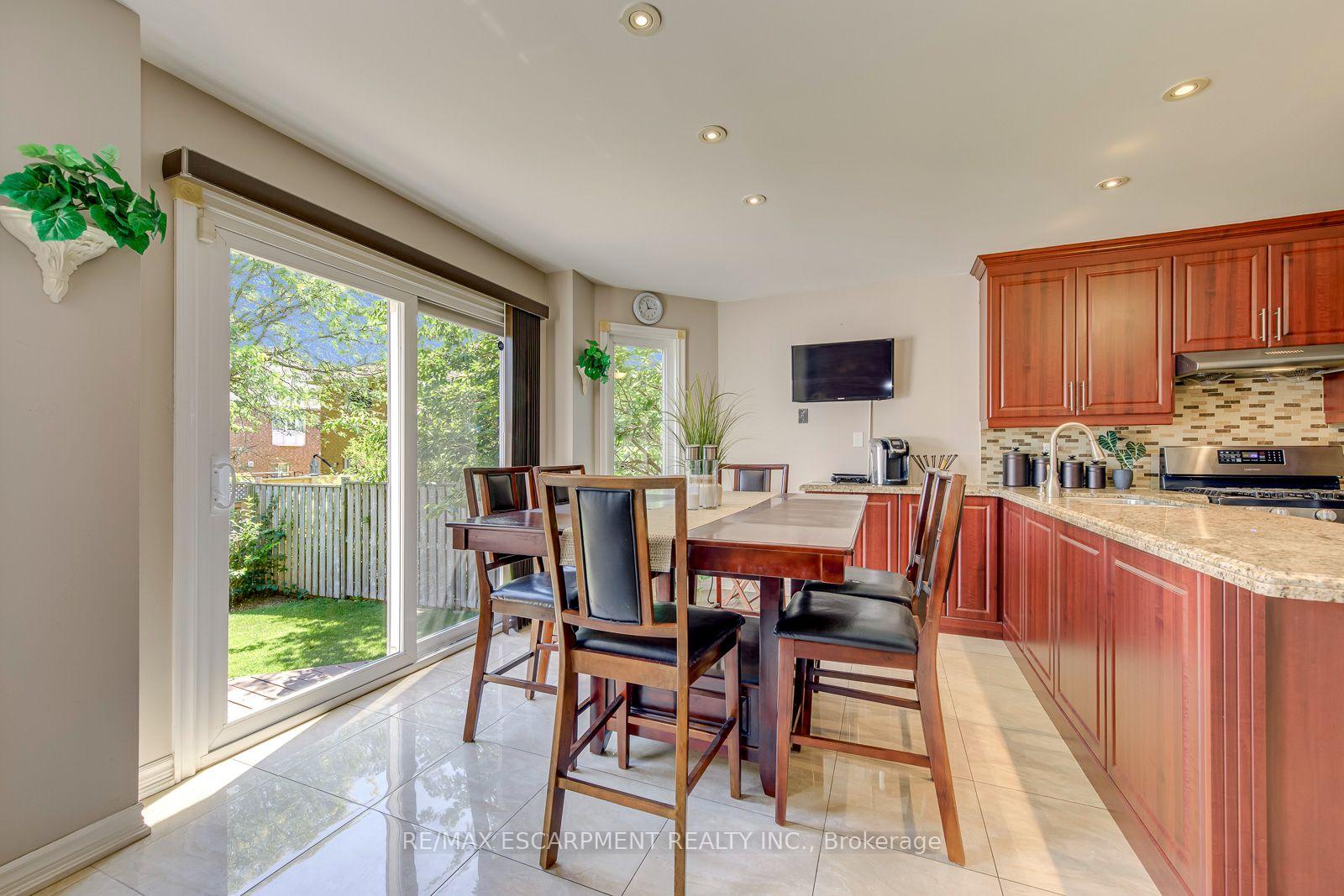 Photo 15 of 2442 Wynten Way, Oakville, Clearview — HOMEH