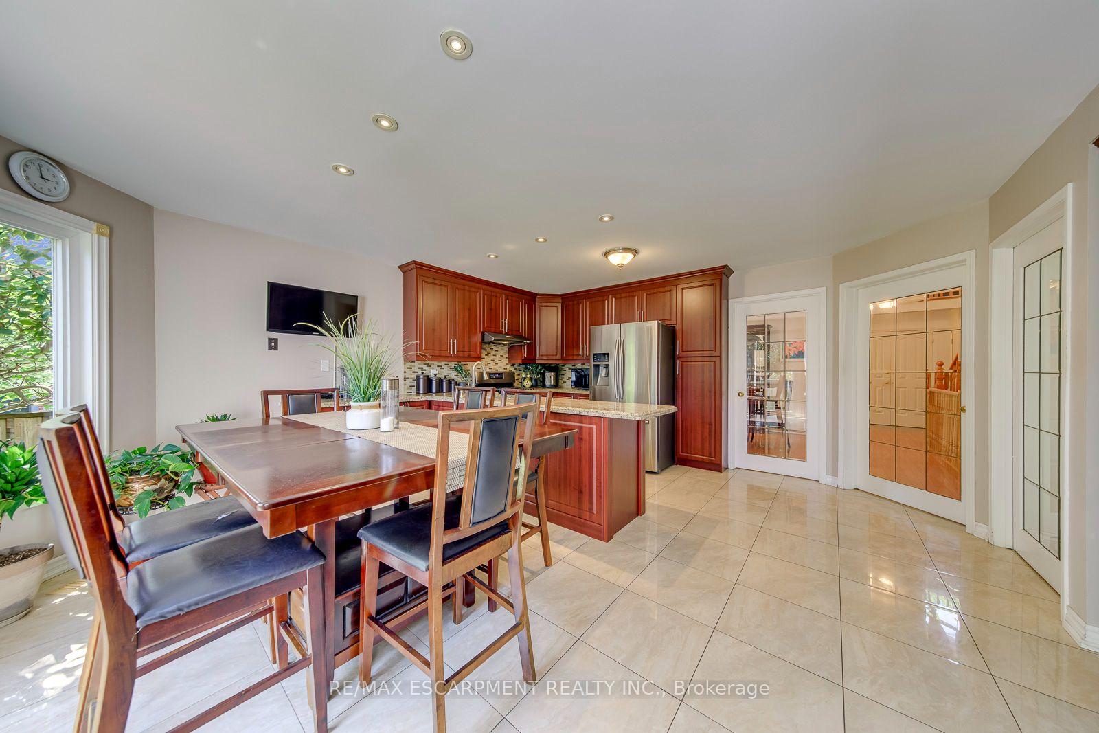 Photo 16 of 2442 Wynten Way, Oakville, Clearview — HOMEH