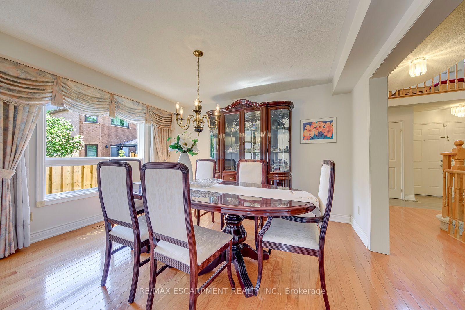Photo 17 of 2442 Wynten Way, Oakville, Clearview — HOMEH