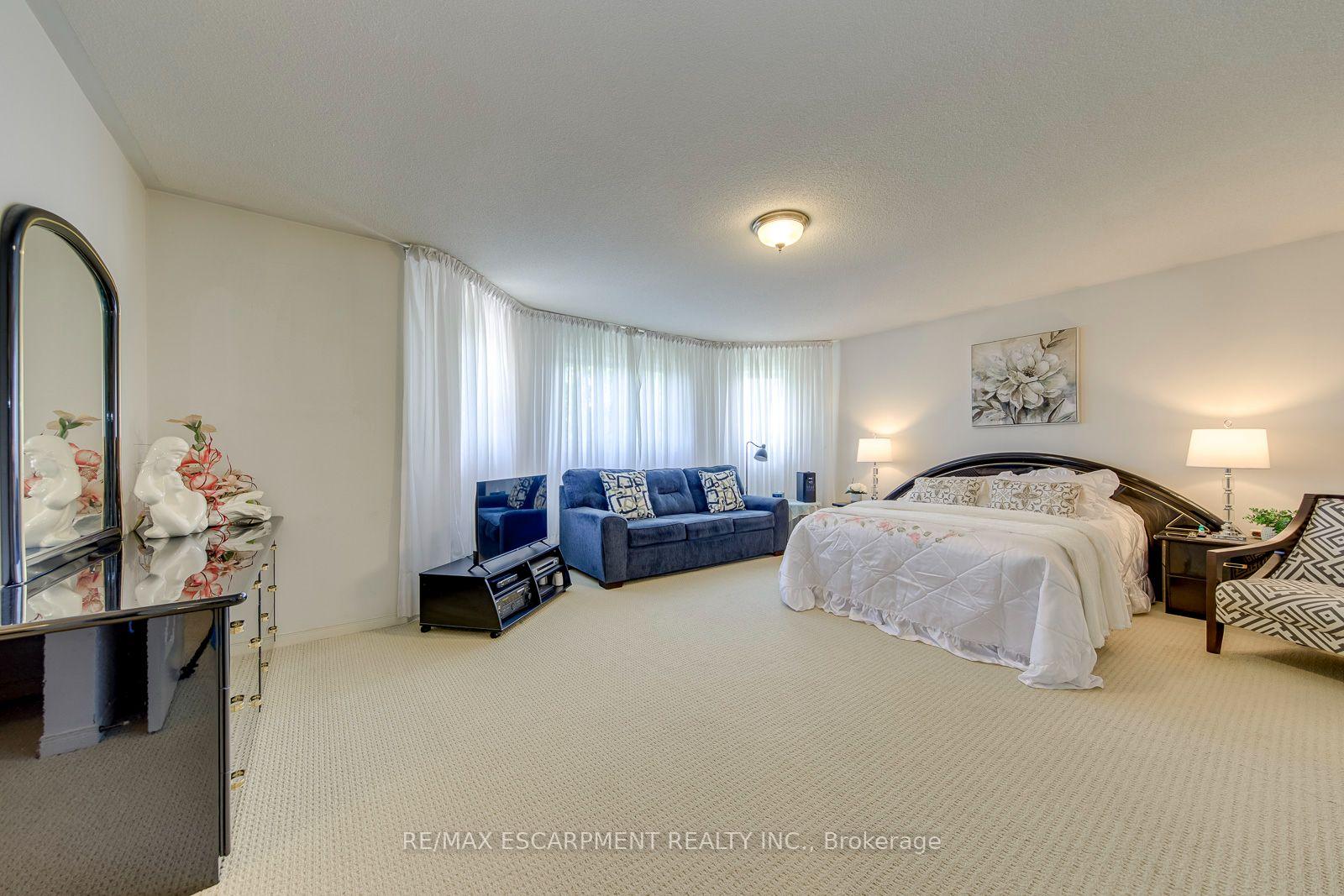 Photo 23 of 2442 Wynten Way, Oakville, Clearview — HOMEH