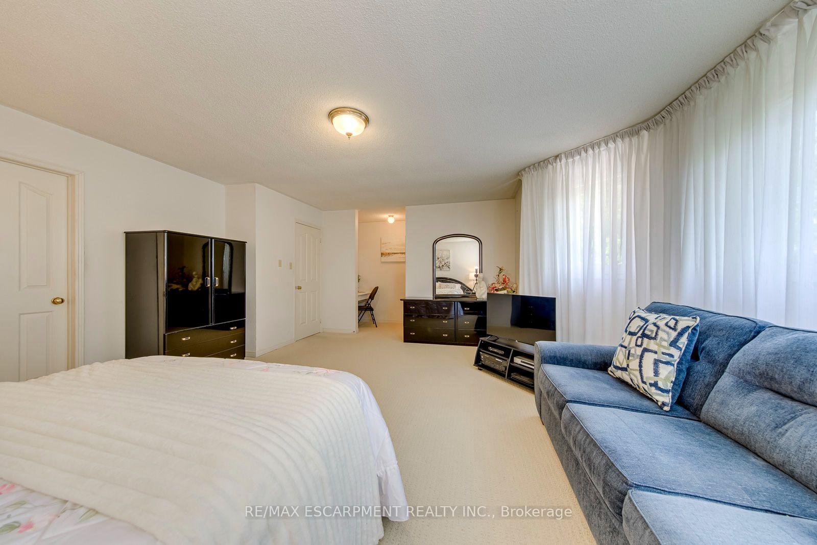Photo 24 of 2442 Wynten Way, Oakville, Clearview — HOMEH