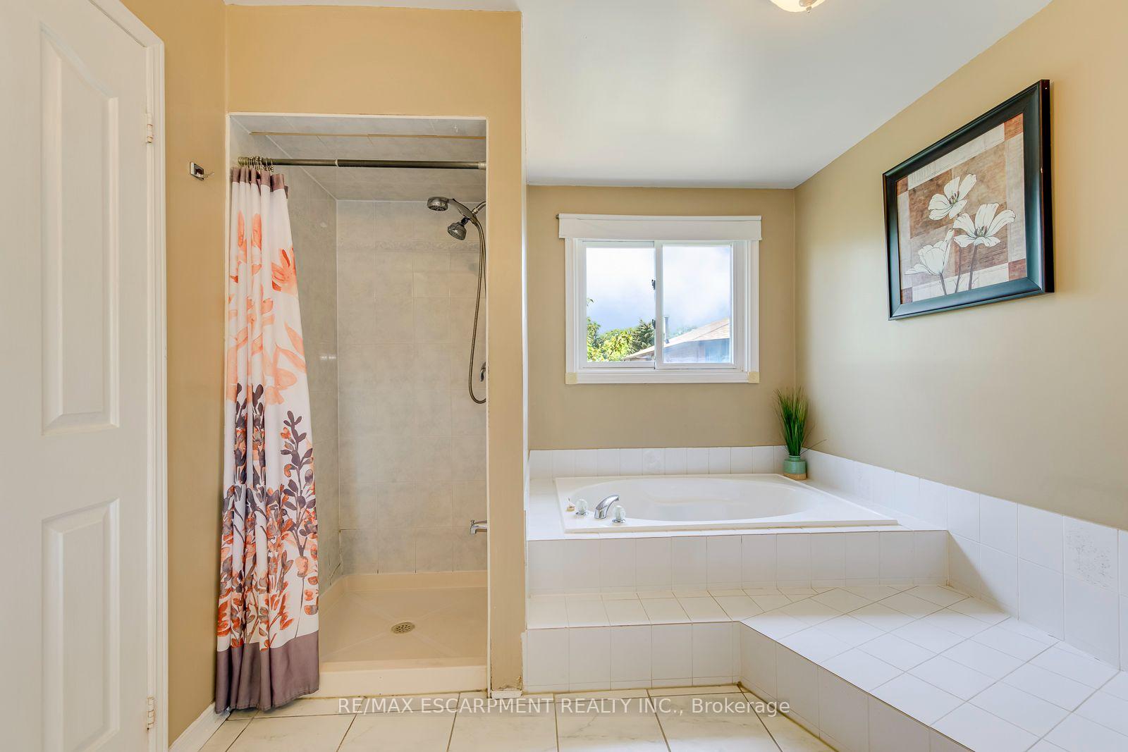 Photo 26 of 2442 Wynten Way, Oakville, Clearview — HOMEH