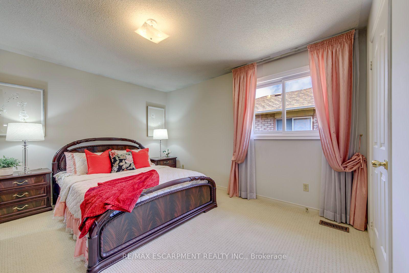 Photo 27 of 2442 Wynten Way, Oakville, Clearview — HOMEH