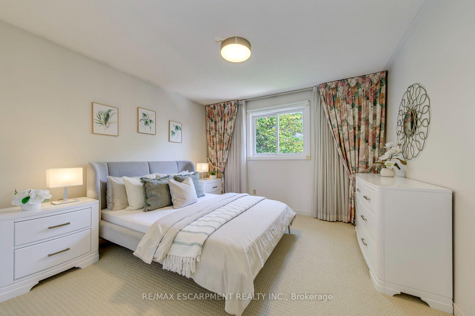 Photo 28 of 2442 Wynten Way, Oakville, Clearview — HOMEH