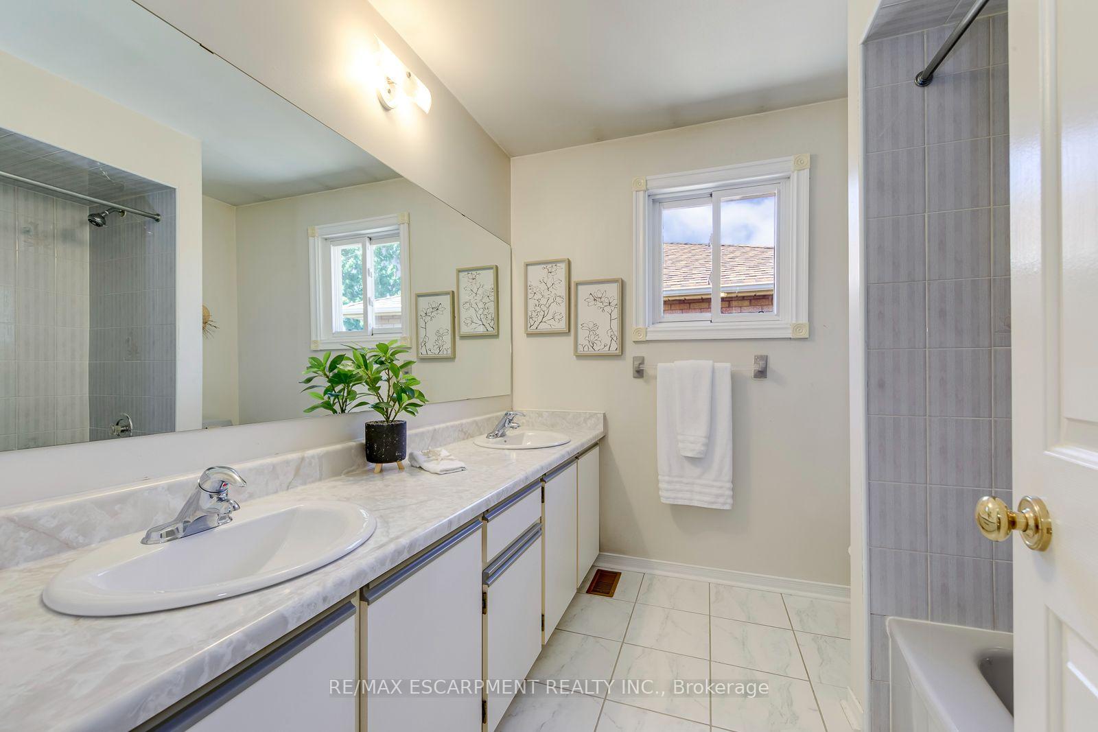 Photo 30 of 2442 Wynten Way, Oakville, Clearview — HOMEH