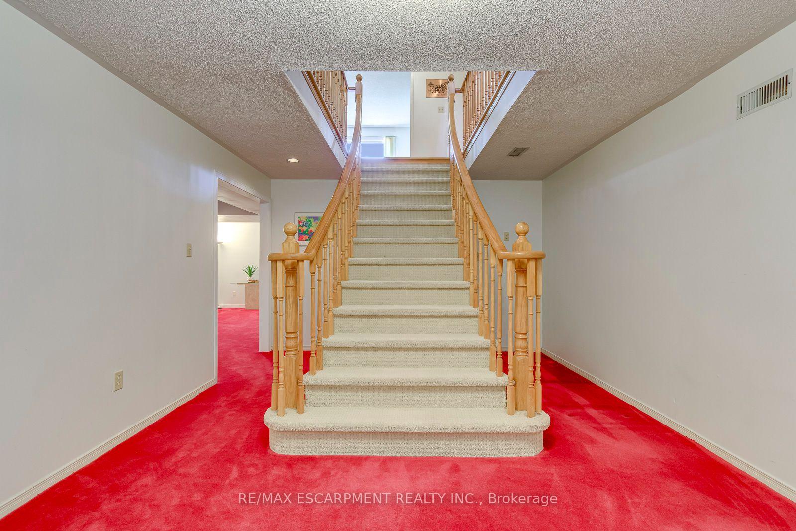 Photo 31 of 2442 Wynten Way, Oakville, Clearview — HOMEH