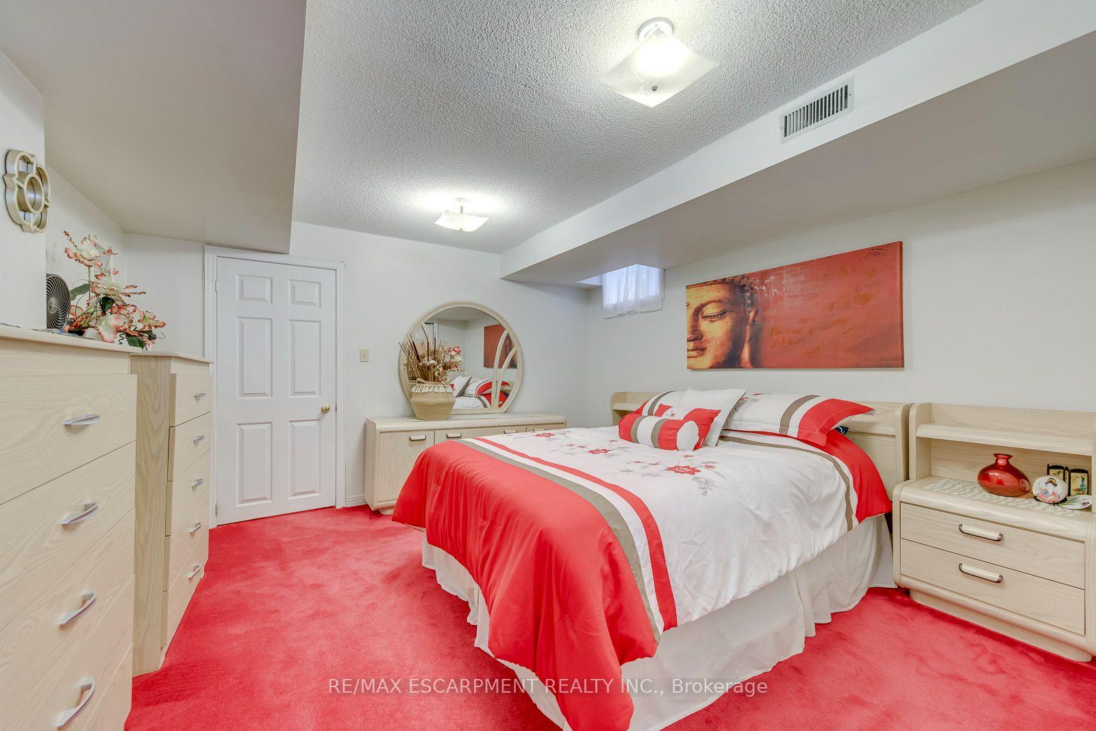 Photo 37 of 2442 Wynten Way, Oakville, Clearview — HOMEH