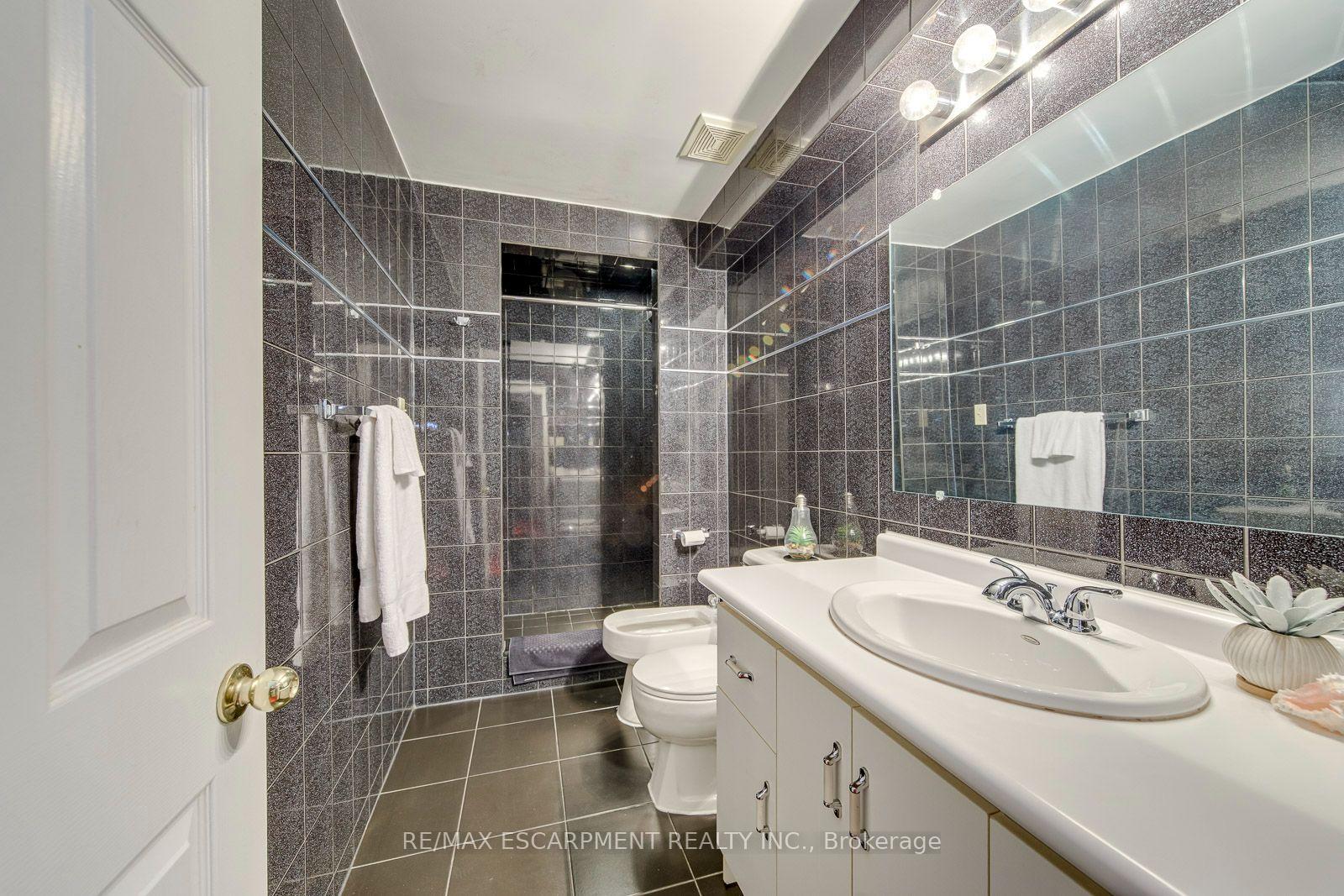 Photo 39 of 2442 Wynten Way, Oakville, Clearview — HOMEH