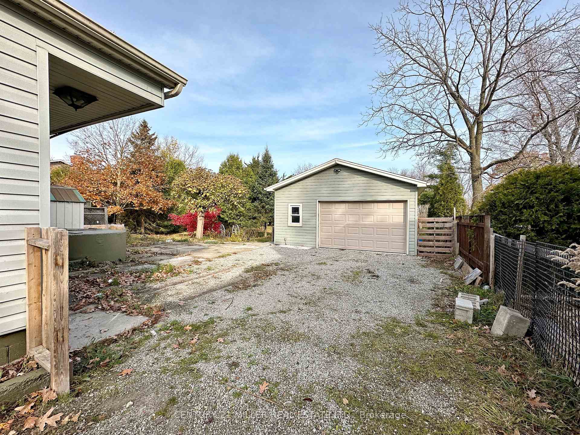 Photo 8 of 49 Ridge Road E, Grimsby, Grimsby Escarpment — HOMEH