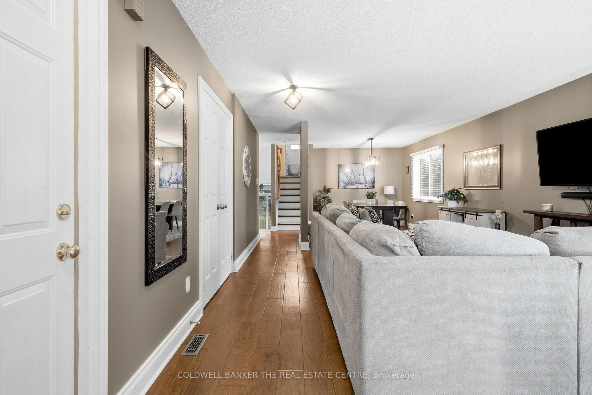Photo 3 of 31 Karsh Crescent, Hamilton, Waterdown — HOMEH