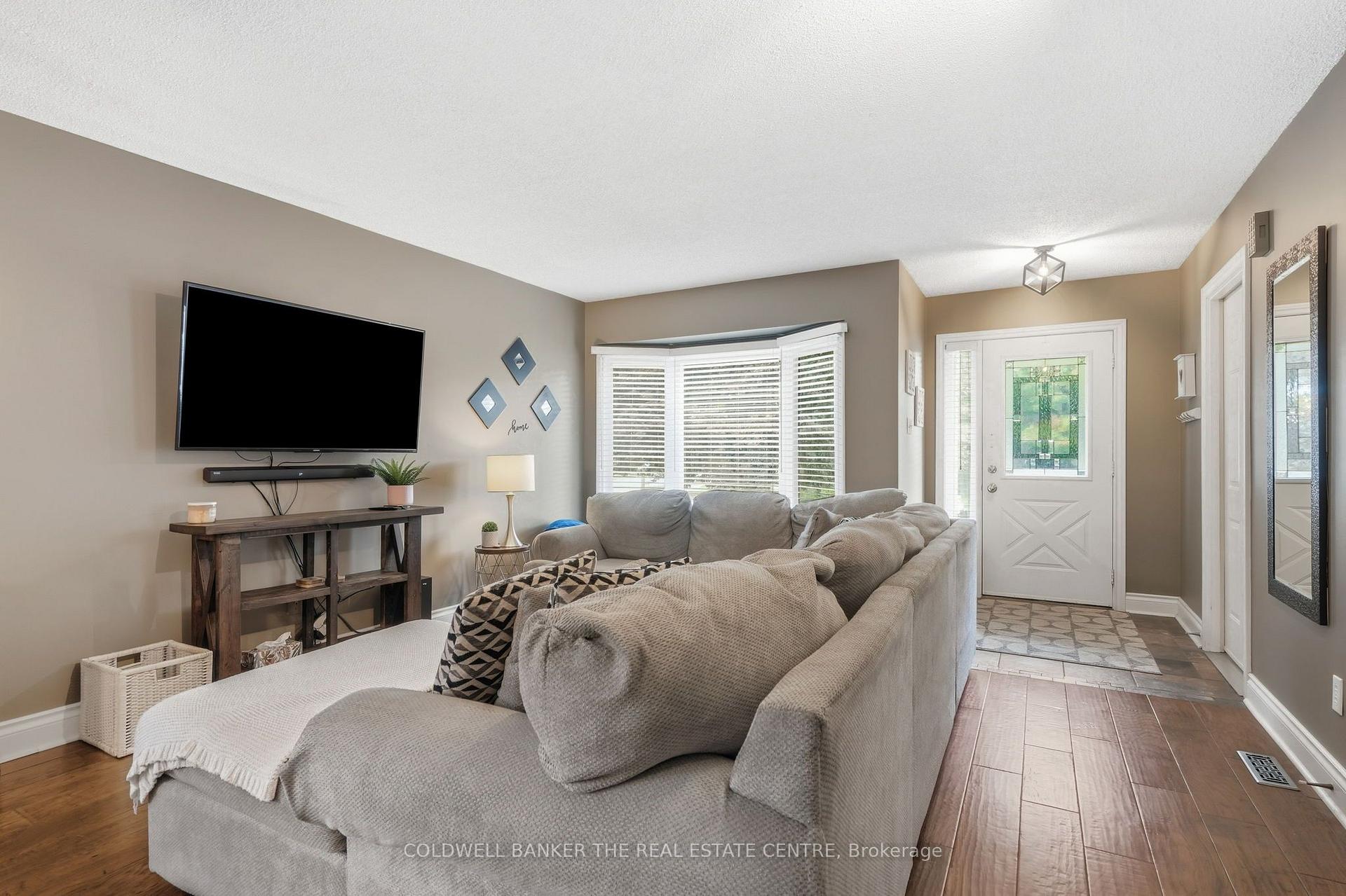 Photo 4 of 31 Karsh Crescent, Hamilton, Waterdown — HOMEH