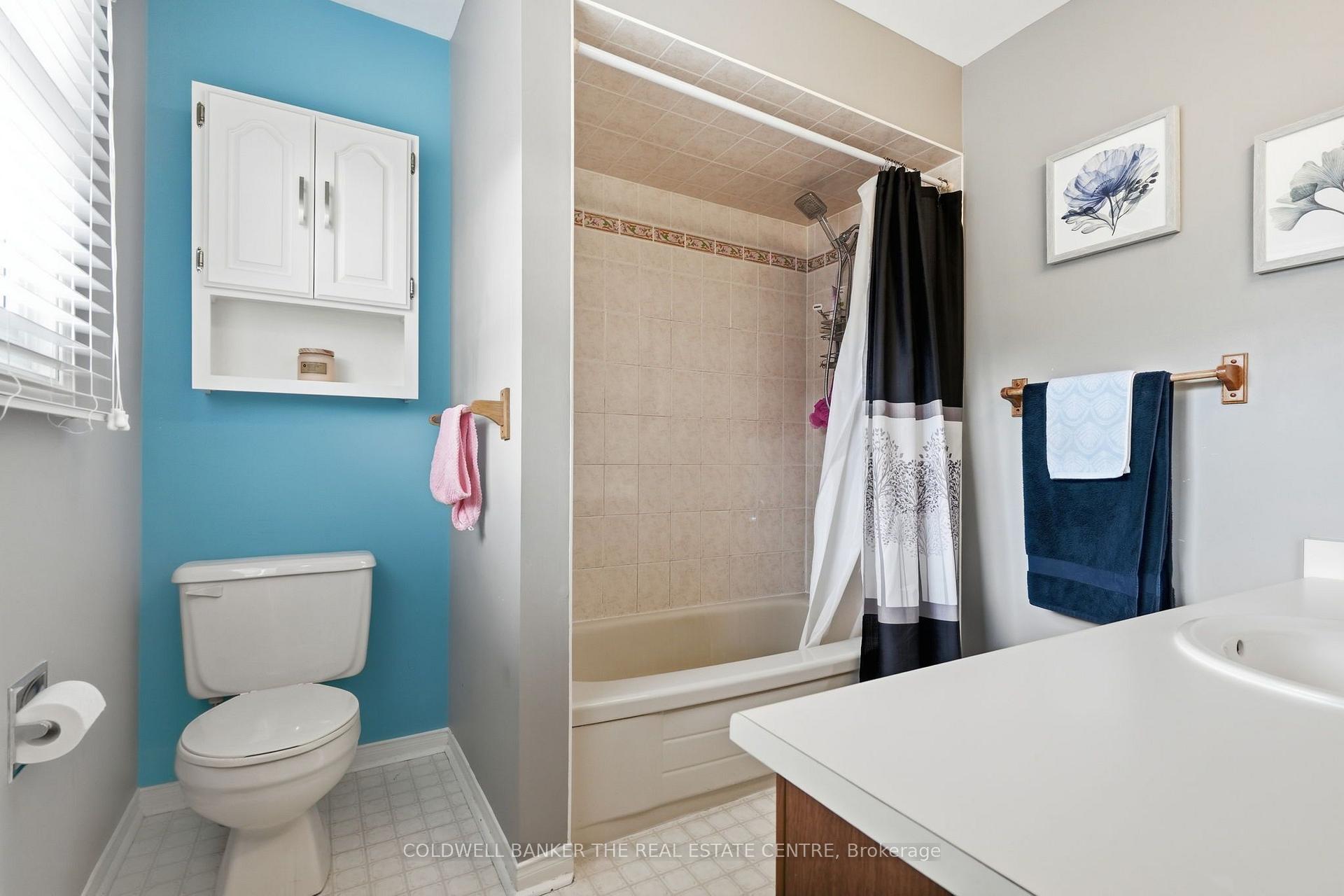 Photo 11 of 31 Karsh Crescent, Hamilton, Waterdown — HOMEH