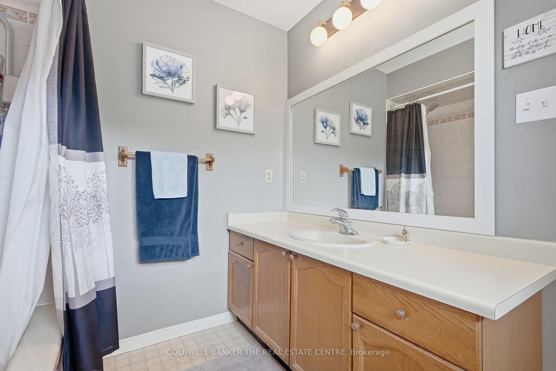 Photo 12 of 31 Karsh Crescent, Hamilton, Waterdown — HOMEH