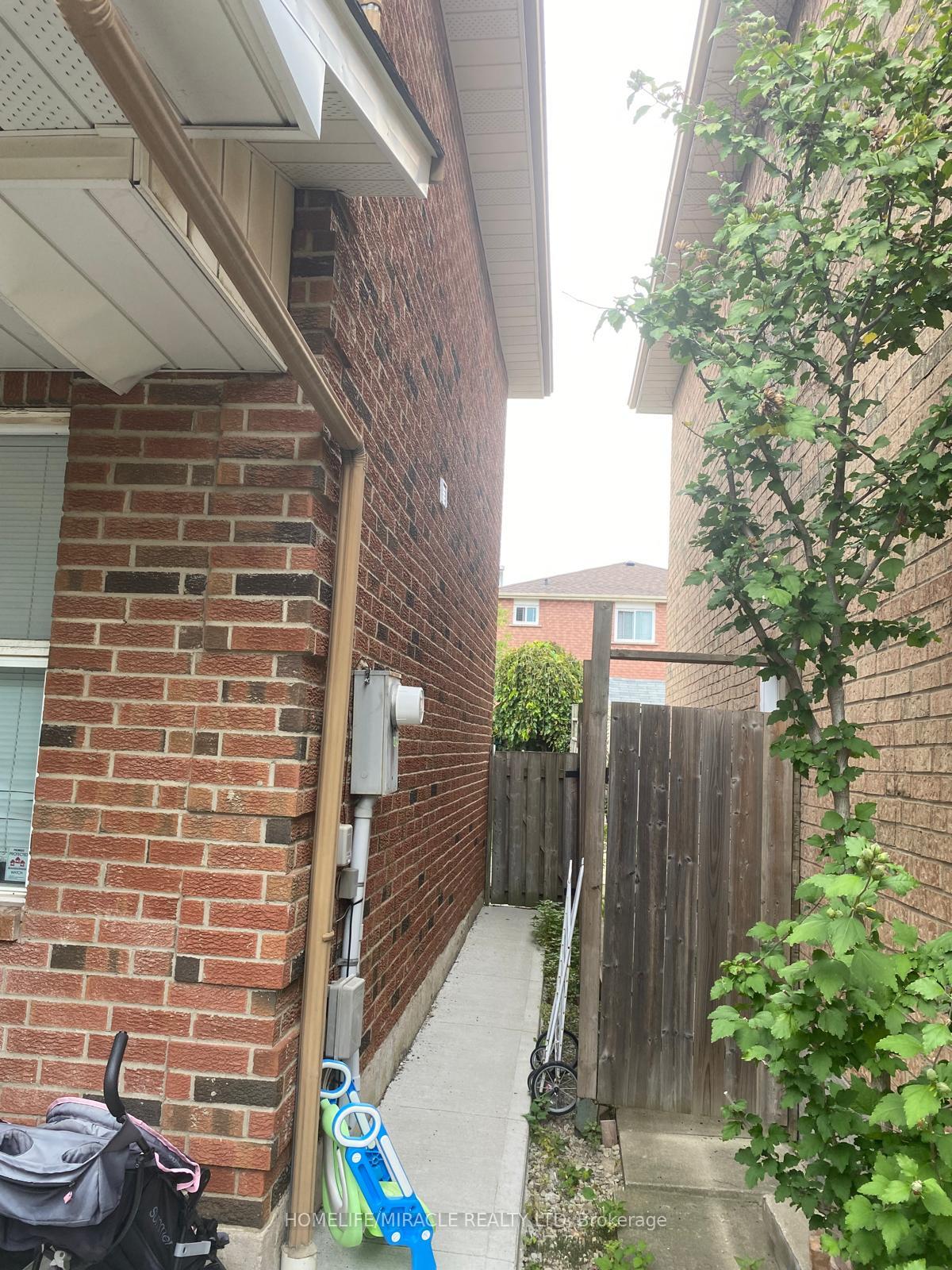 Photo 5 of 33 McGraw Avenue, Brampton, Bram West — HOMEH