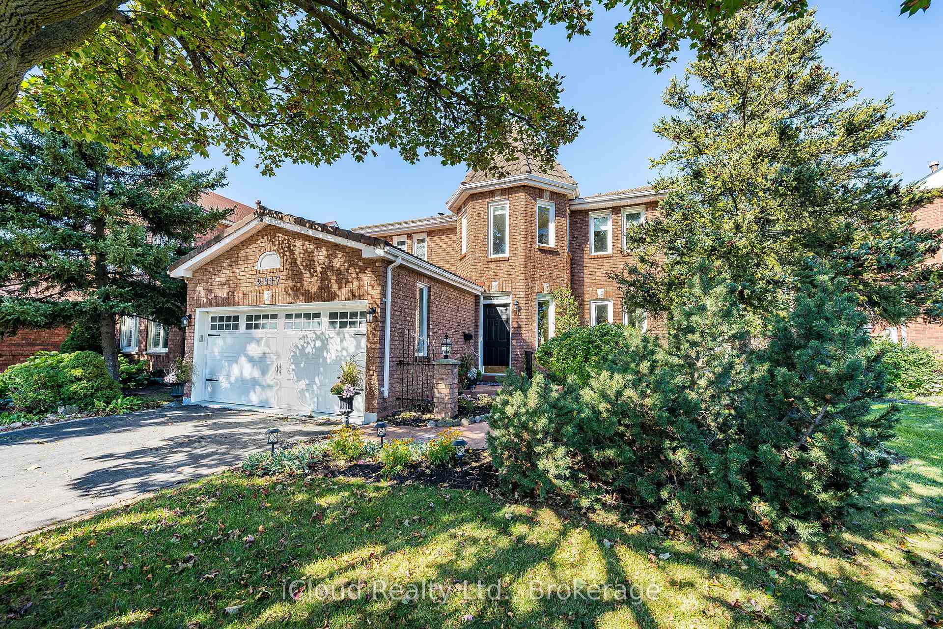 Photo 2 of 2017 Grenville Drive, Oakville, Wedgewood Creek — HOMEH
