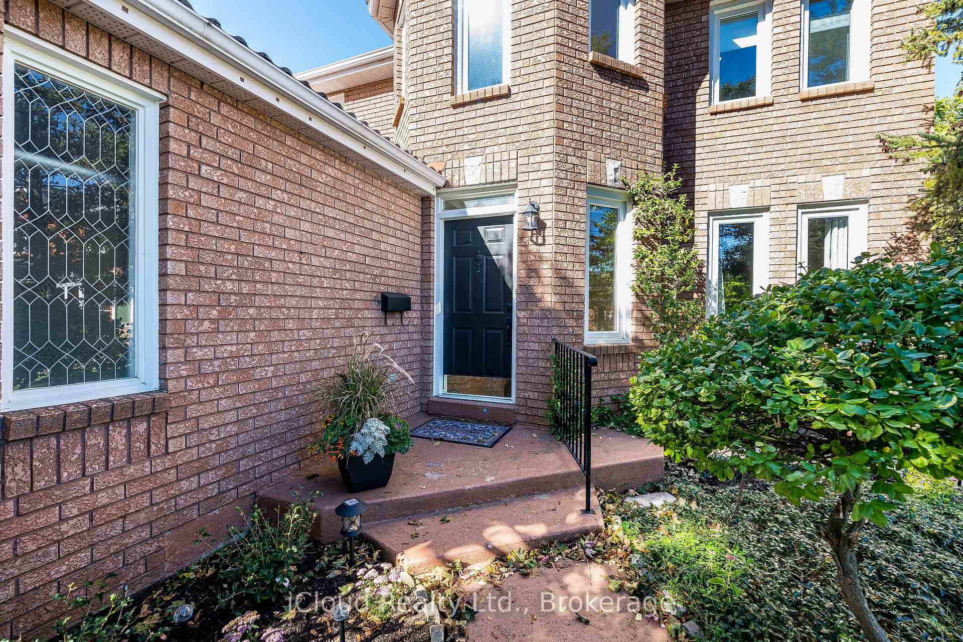 Photo 4 of 2017 Grenville Drive, Oakville, Wedgewood Creek — HOMEH