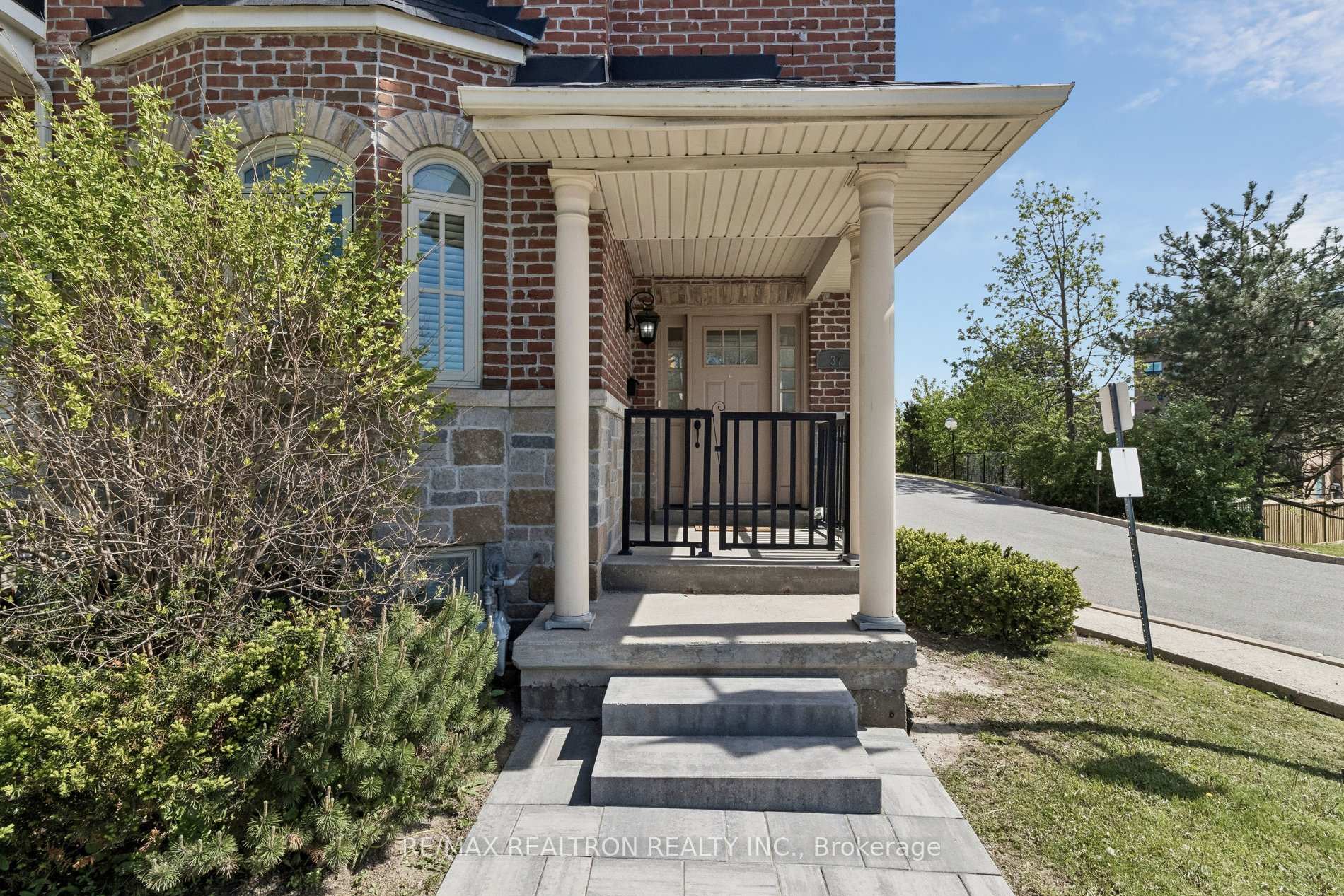 Photo 4 of 37 Bullock Drive, Markham, Markham Village — HOMEH