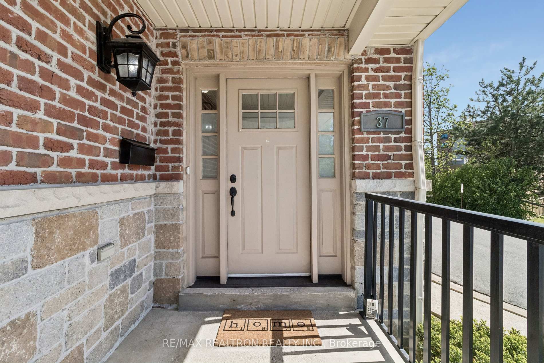 Photo 5 of 37 Bullock Drive, Markham, Markham Village — HOMEH