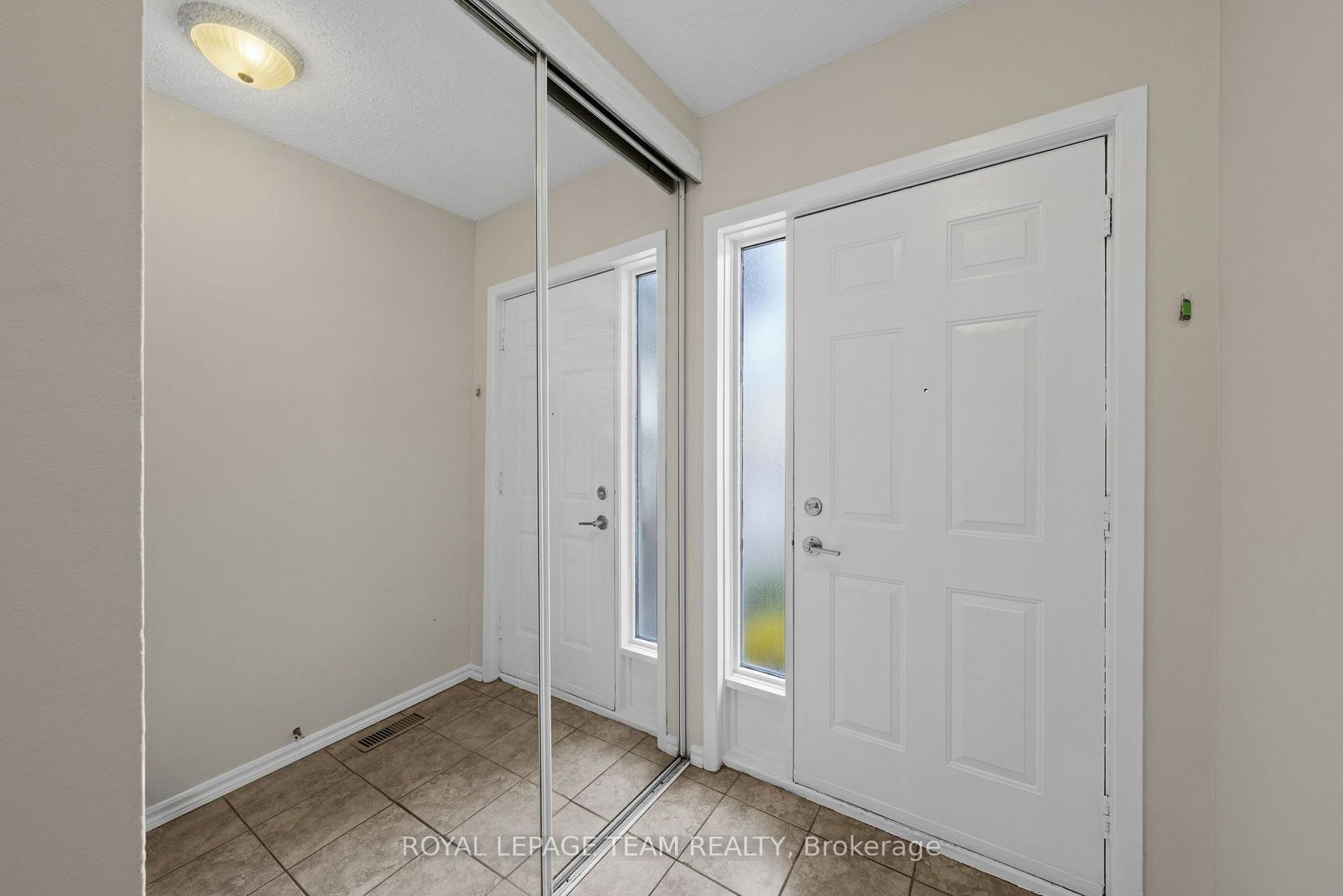 Photo 4 of 26 Paddington Private, Ottawa, Heron Gate/Industrial Park — HOMEH