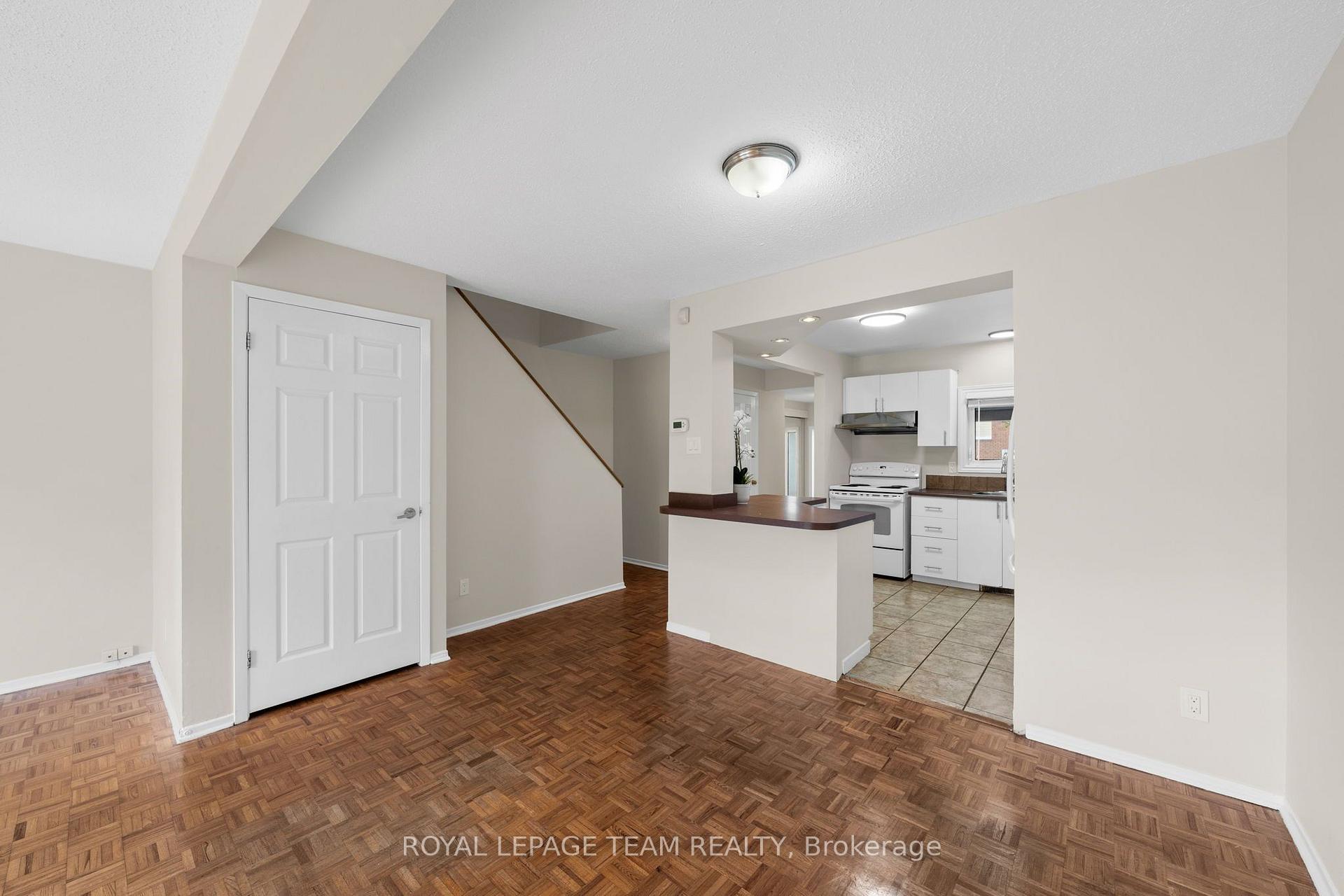 Photo 10 of 26 Paddington Private, Ottawa, Heron Gate/Industrial Park — HOMEH