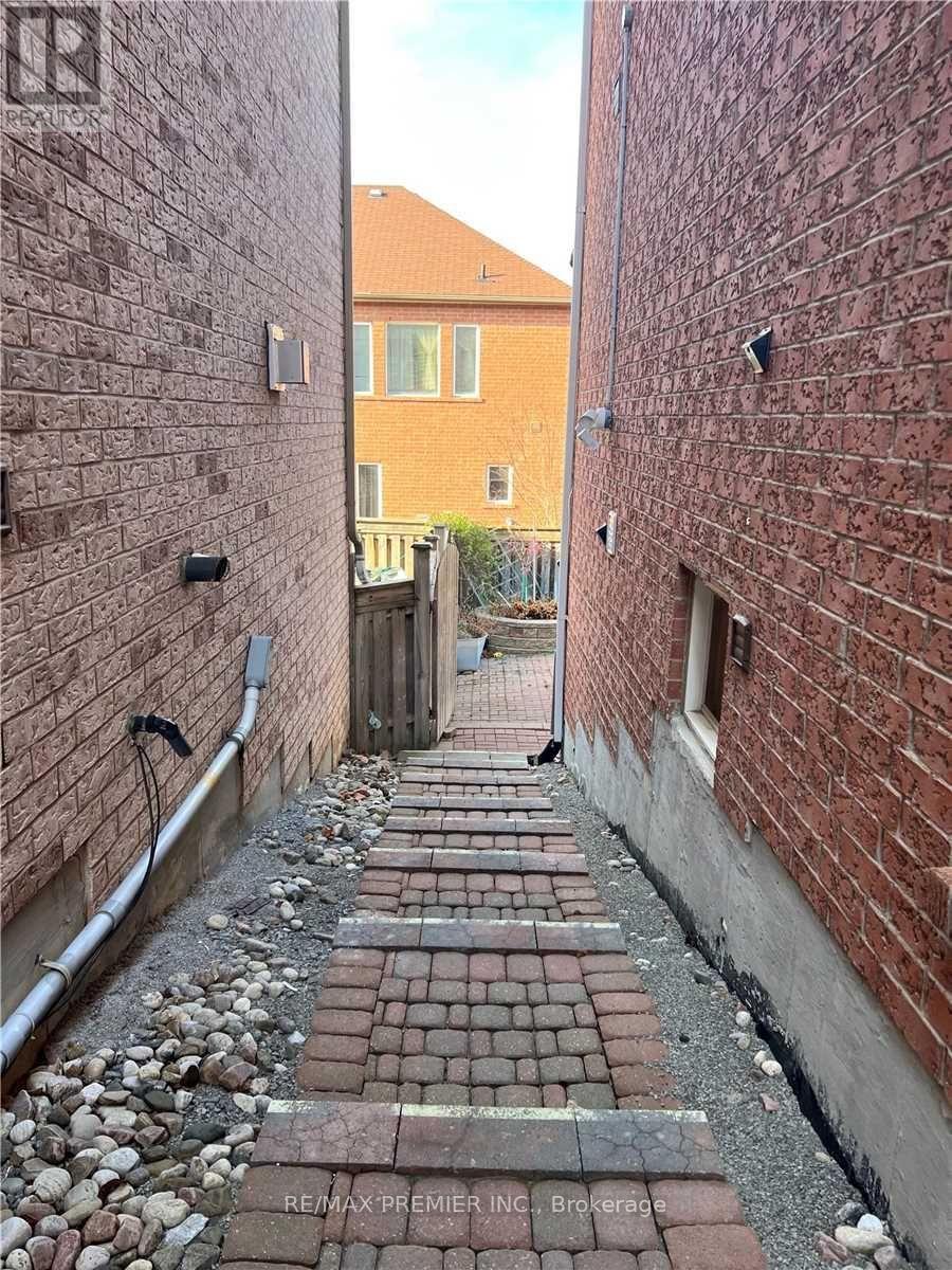 Photo 2 of 96 Mynden Way, Newmarket, Woodland Hill — HOMEH