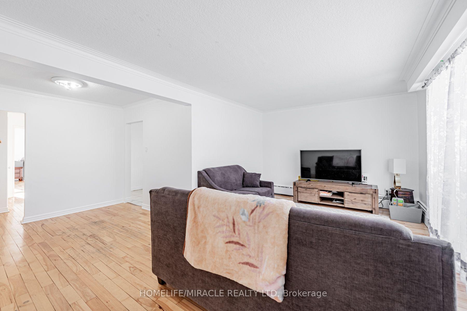 Photo 13 of 44 Leduc Drive, Etobicoke, Rexdale-Kipling — HOMEH