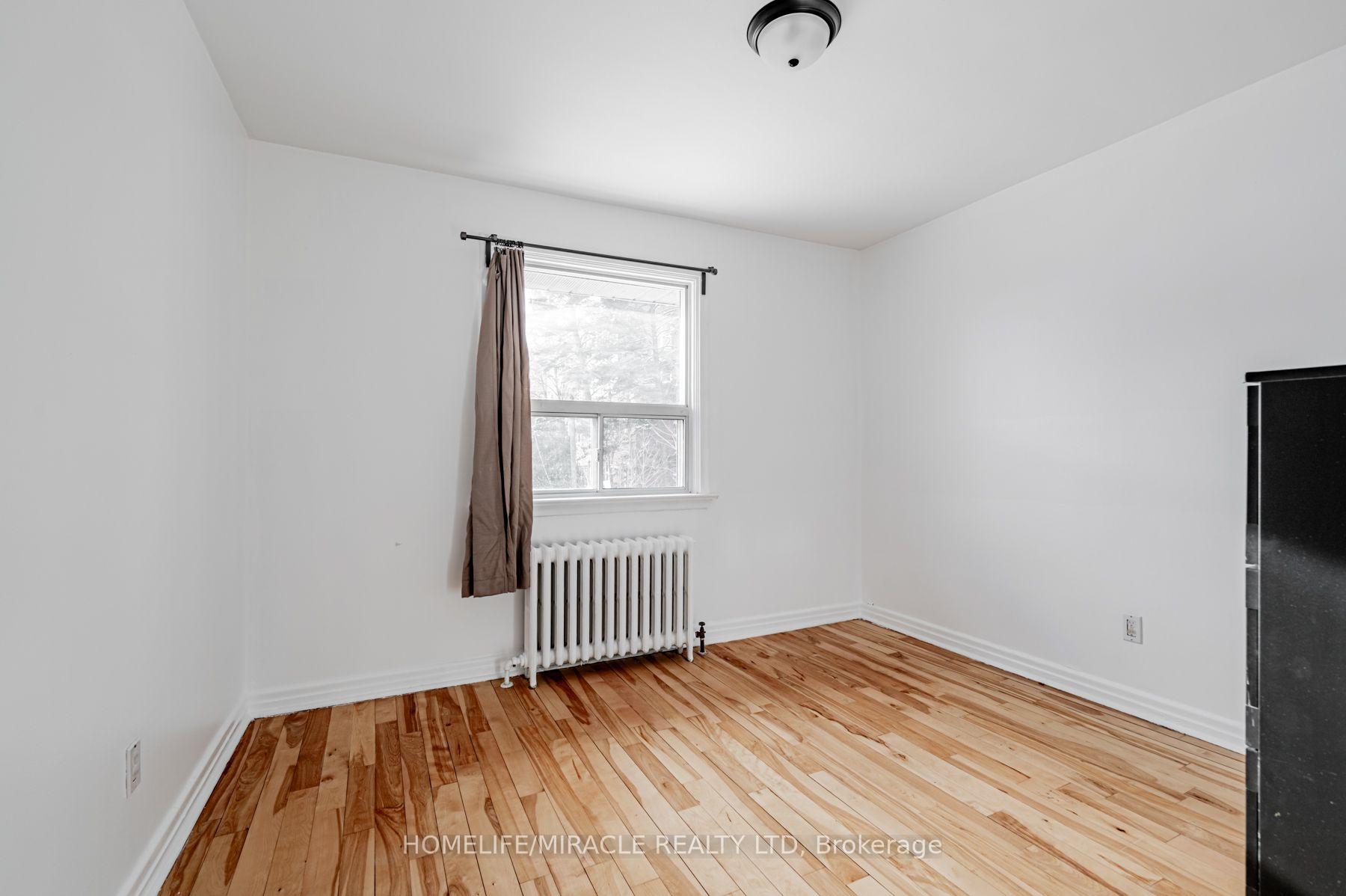 Photo 17 of 44 Leduc Drive, Etobicoke, Rexdale-Kipling — HOMEH