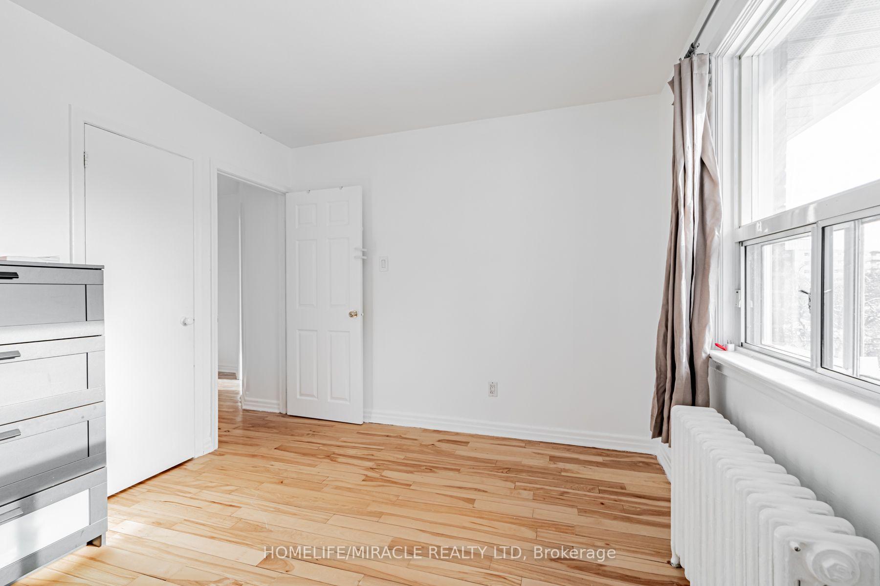 Photo 18 of 44 Leduc Drive, Etobicoke, Rexdale-Kipling — HOMEH
