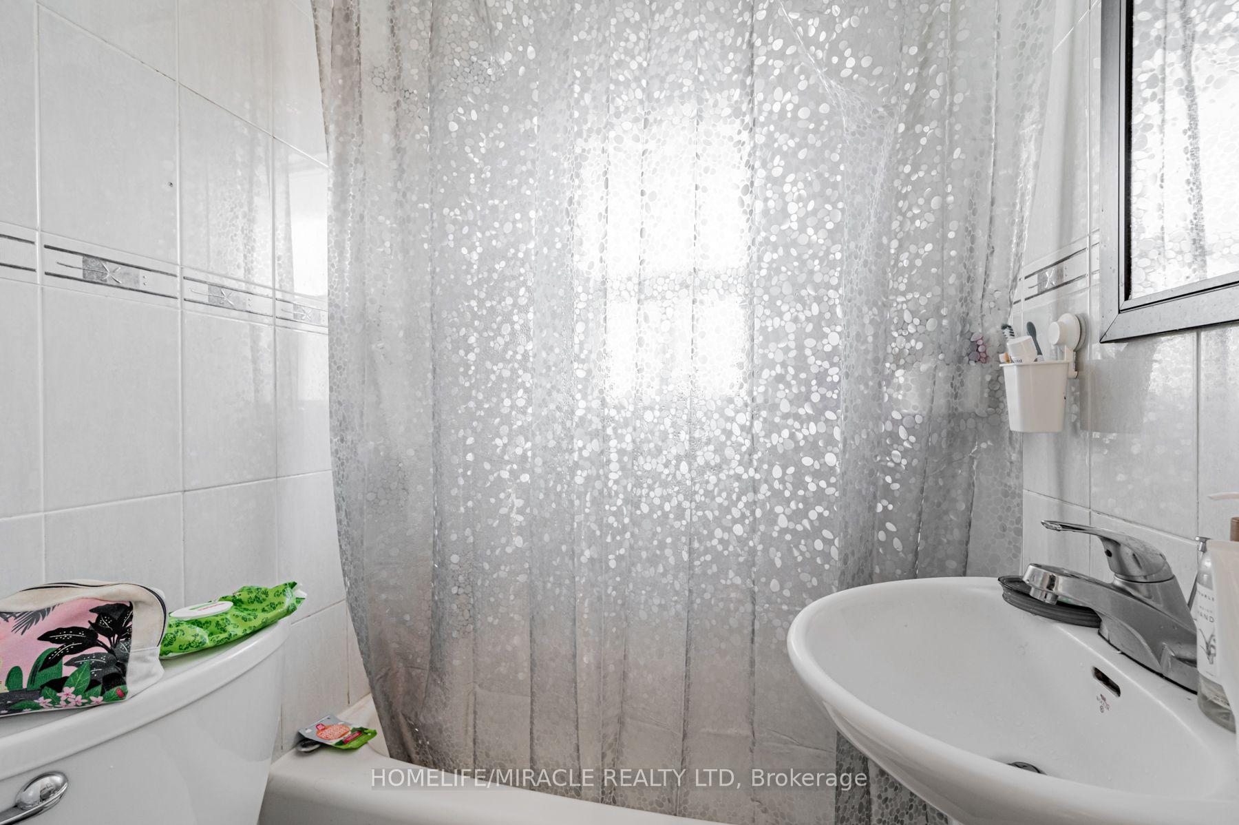 Photo 21 of 44 Leduc Drive, Etobicoke, Rexdale-Kipling — HOMEH