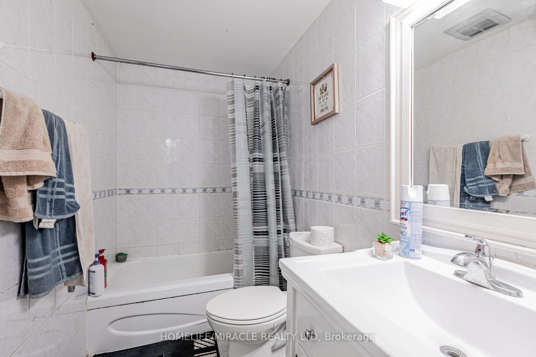 Photo 25 of 44 Leduc Drive, Etobicoke, Rexdale-Kipling — HOMEH