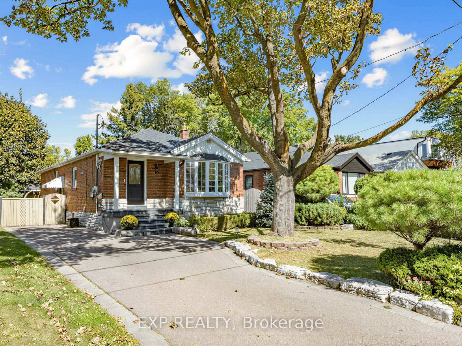 Photo 2 of 10 Yarn Road, Etobicoke, Islington-City Centre West — HOMEH