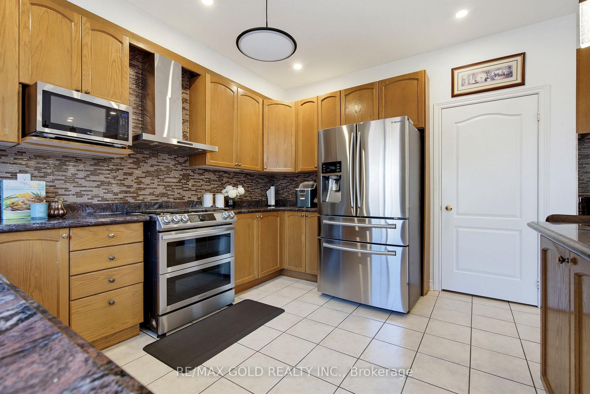 Photo 16 of 7 Darou Crescent, Brampton, Sandringham-Wellington — HOMEH