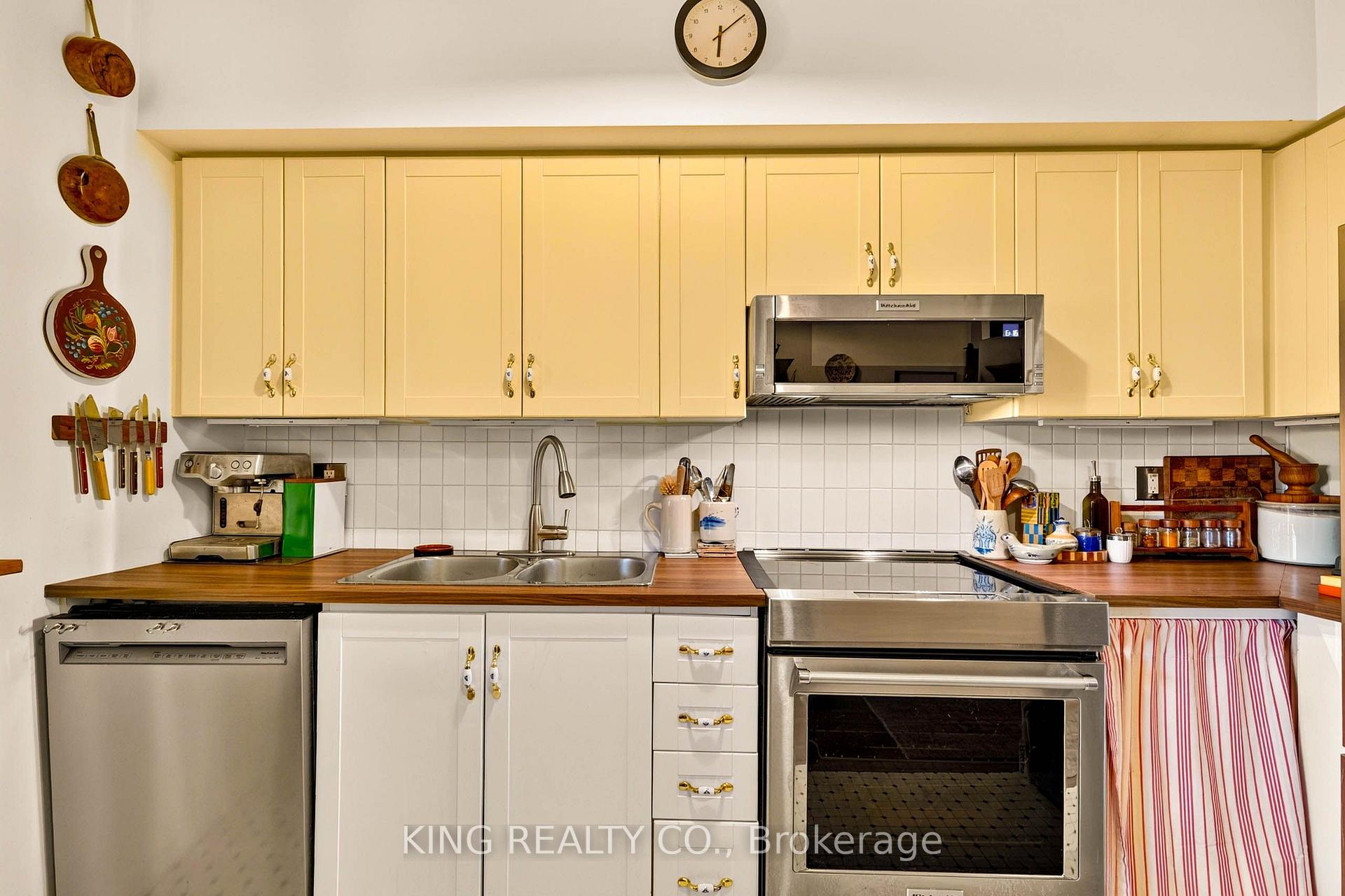 Photo 3 of Unit 301, 120 Lombard Street, Toronto, Church-Yonge Corridor — HOMEH