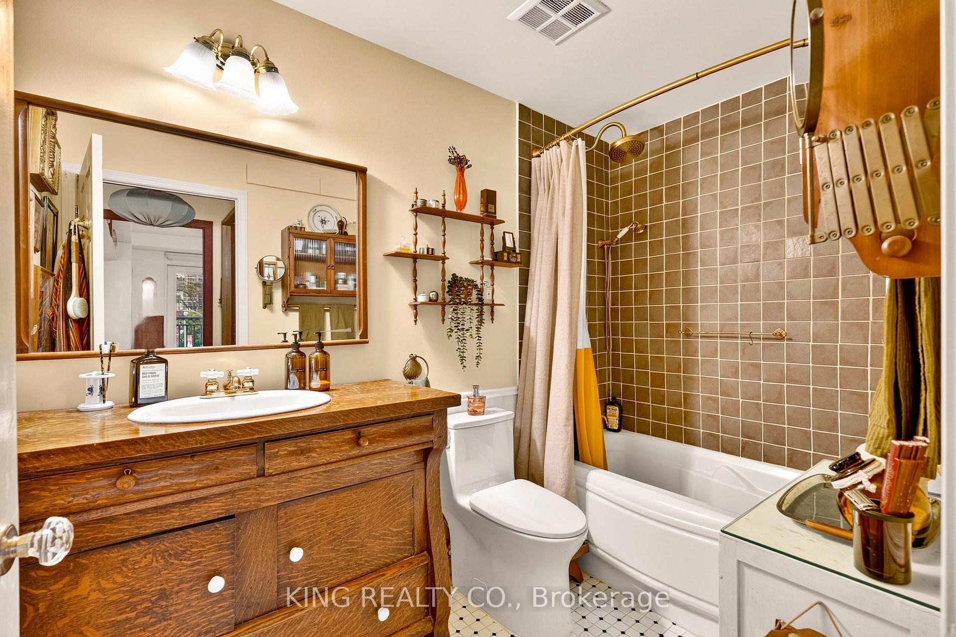 Photo 11 of Unit 301, 120 Lombard Street, Toronto, Church-Yonge Corridor — HOMEH