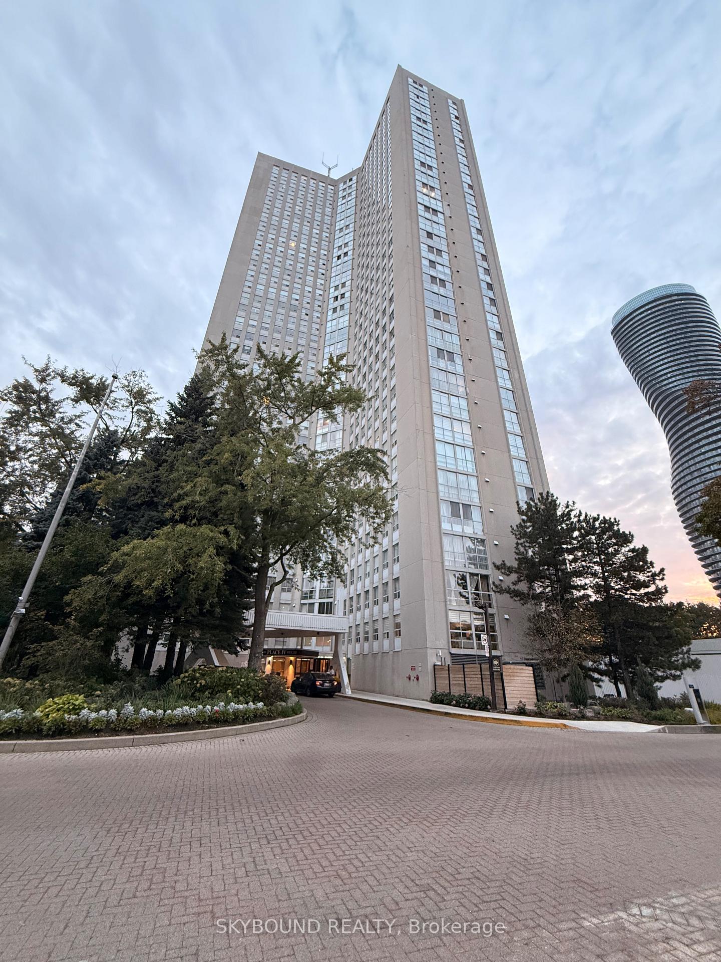 Photo of Unit 3106, 3650 Kaneff Crescent