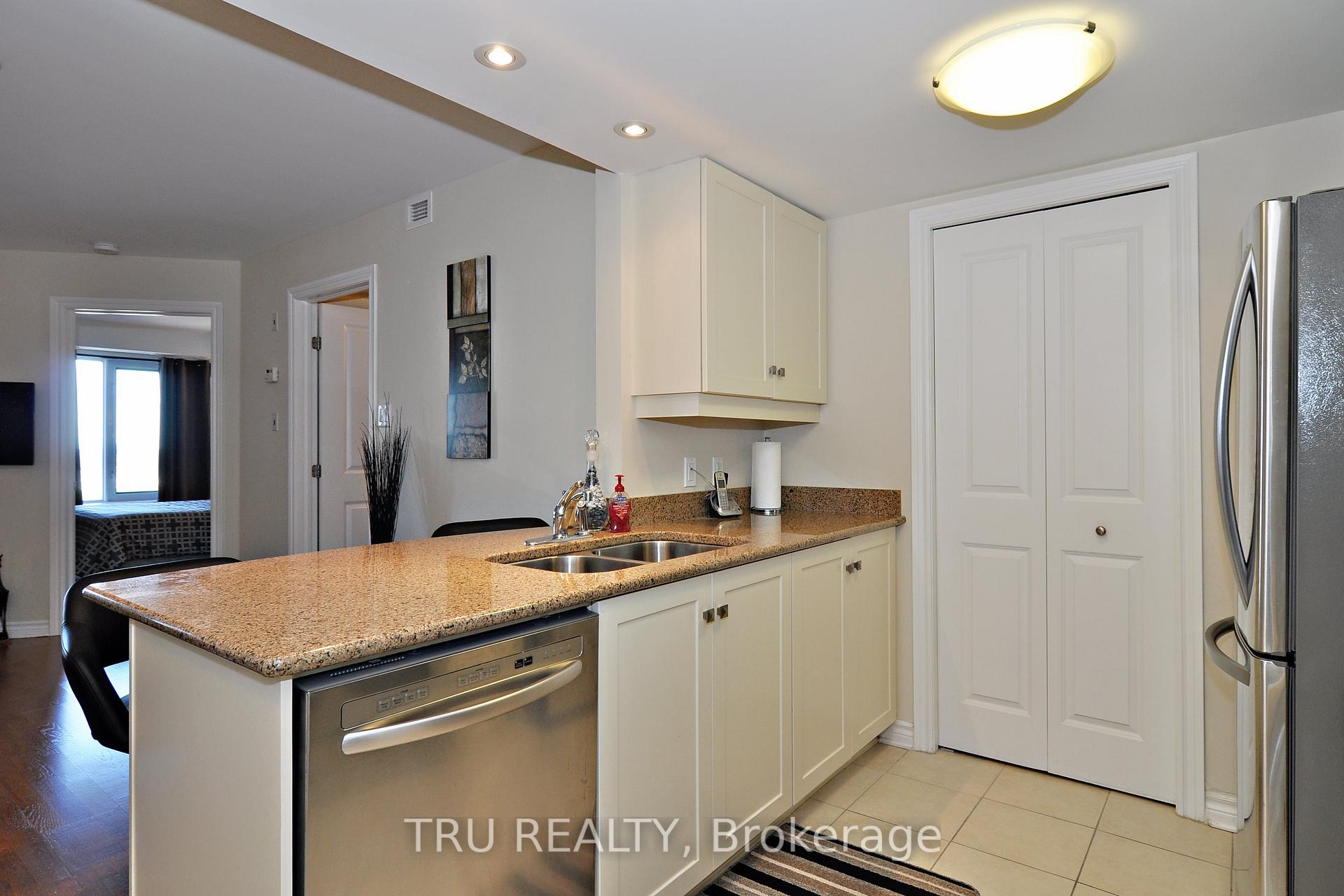 Photo 4 of Unit 908, 314 Central Park Drive, Ottawa, Central Park — HOMEH