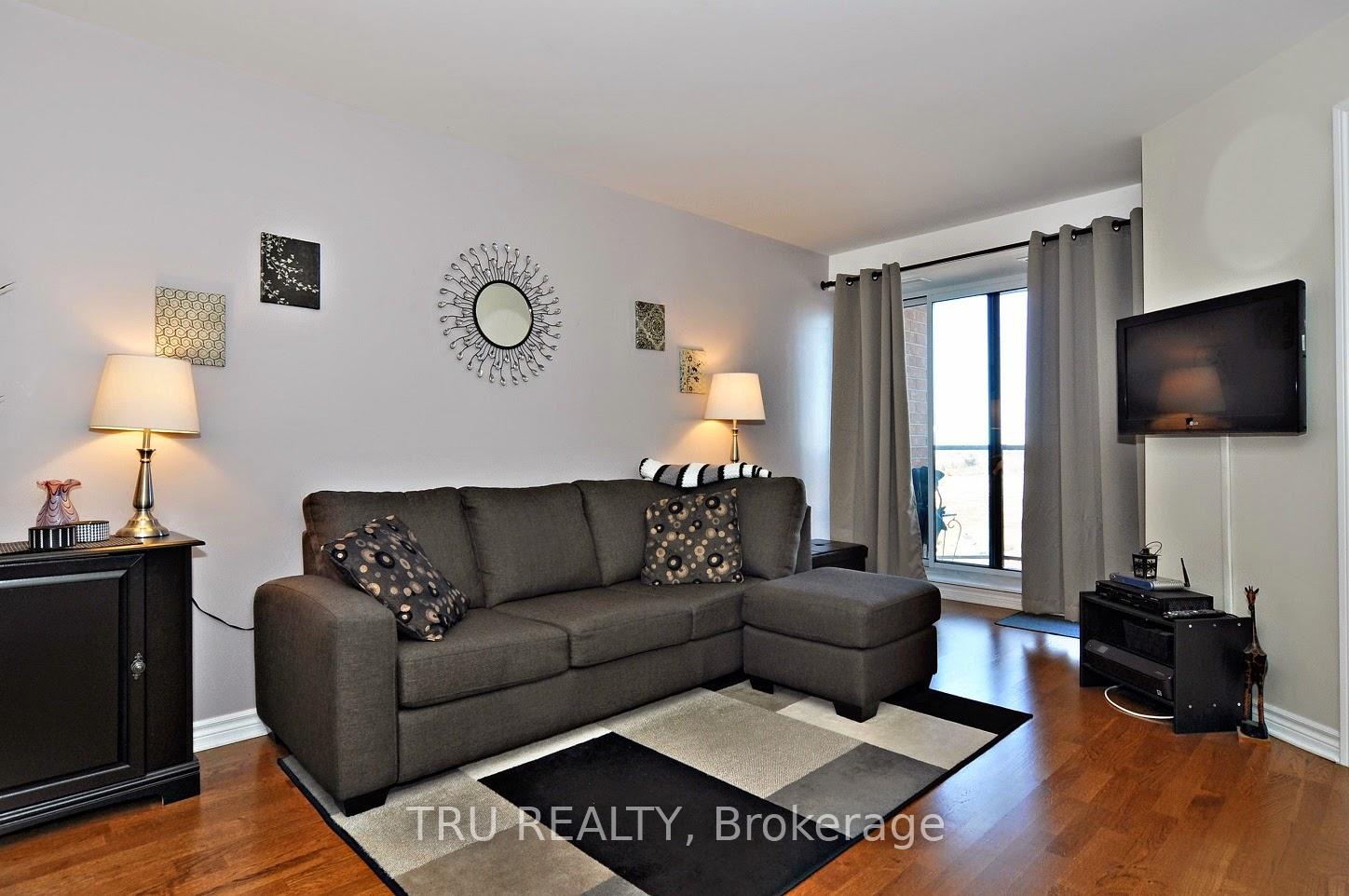 Photo 6 of Unit 908, 314 Central Park Drive, Ottawa, Central Park — HOMEH