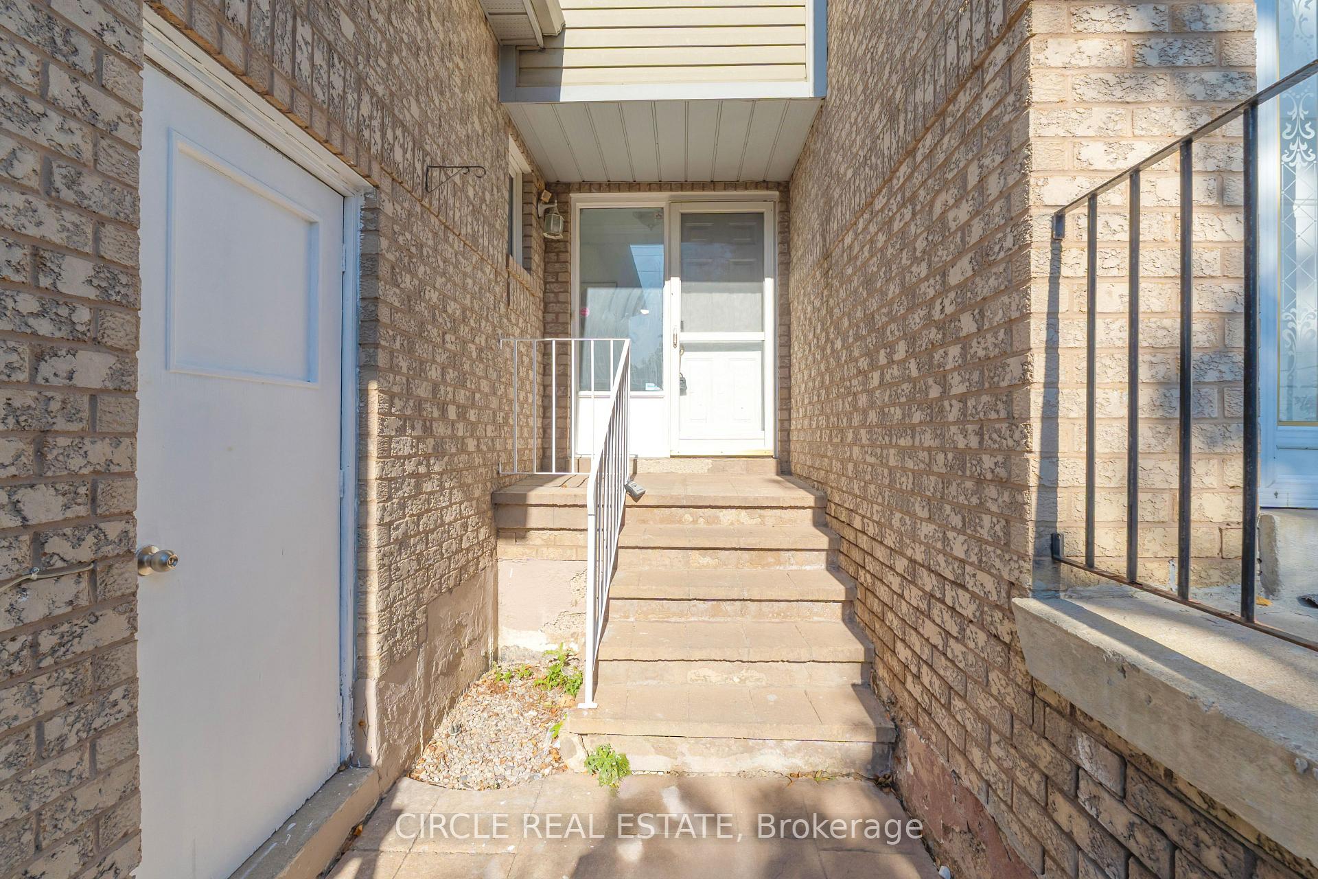 Photo 2 of 20 langdale Crescent, Brampton, Fletcher's West — HOMEH