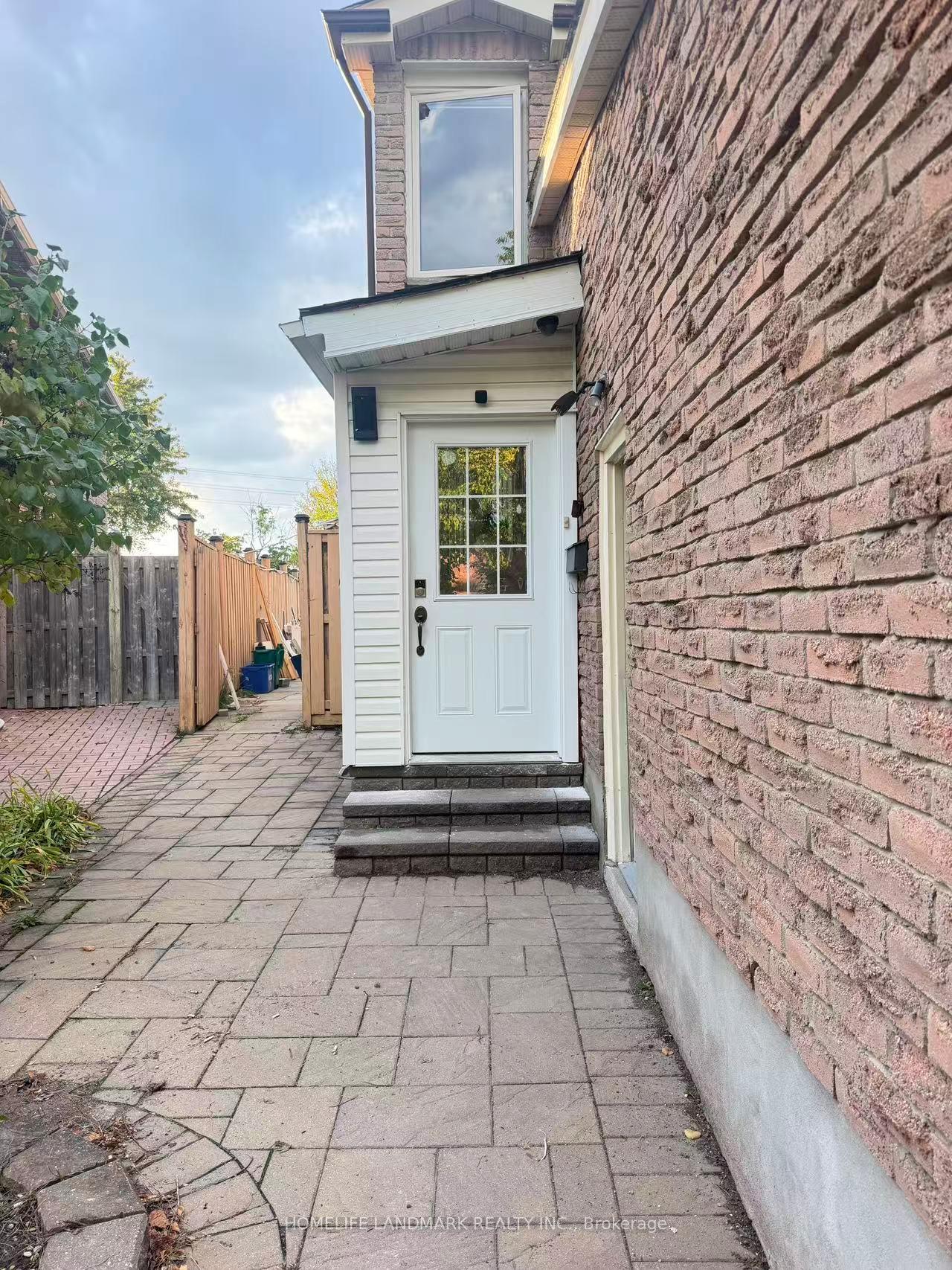 Photo 2 of 8 Fullerton Crescent, Markham, Milliken Mills West — HOMEH