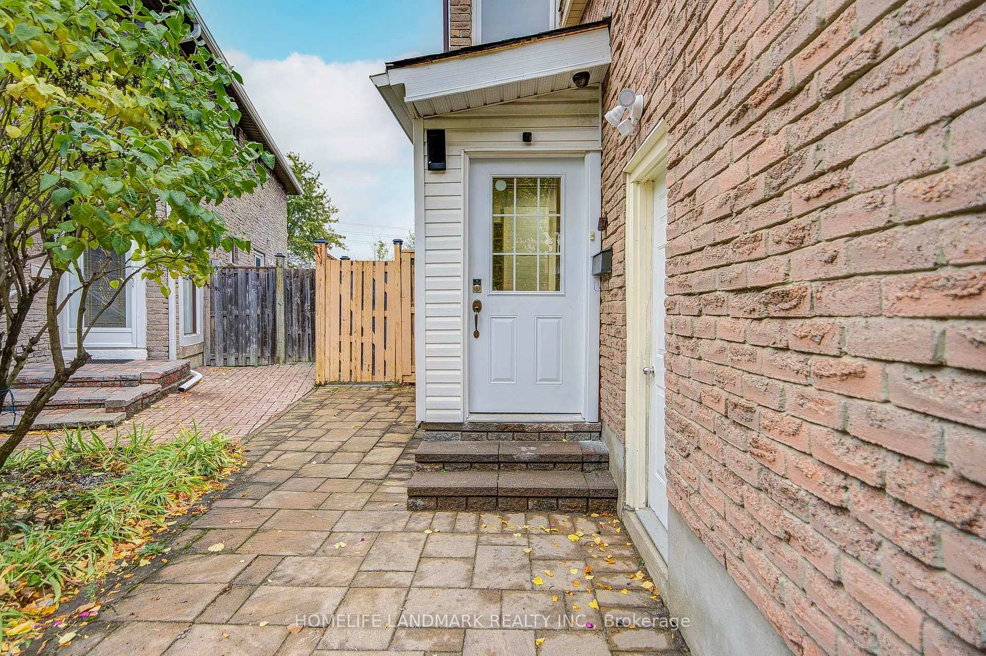 Photo 6 of 8 Fullerton Crescent, Markham, Milliken Mills West — HOMEH