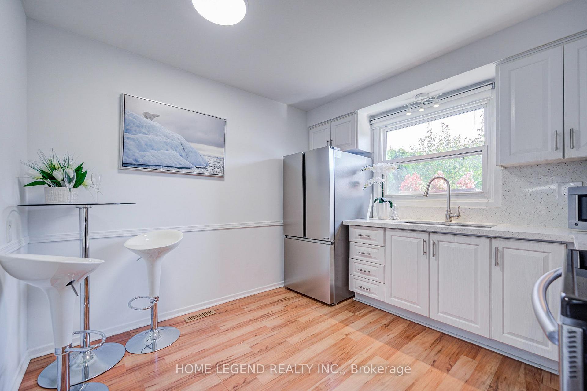 Photo 4 of 54 Crab Apple Way, North York, Parkwoods-Donalda — HOMEH