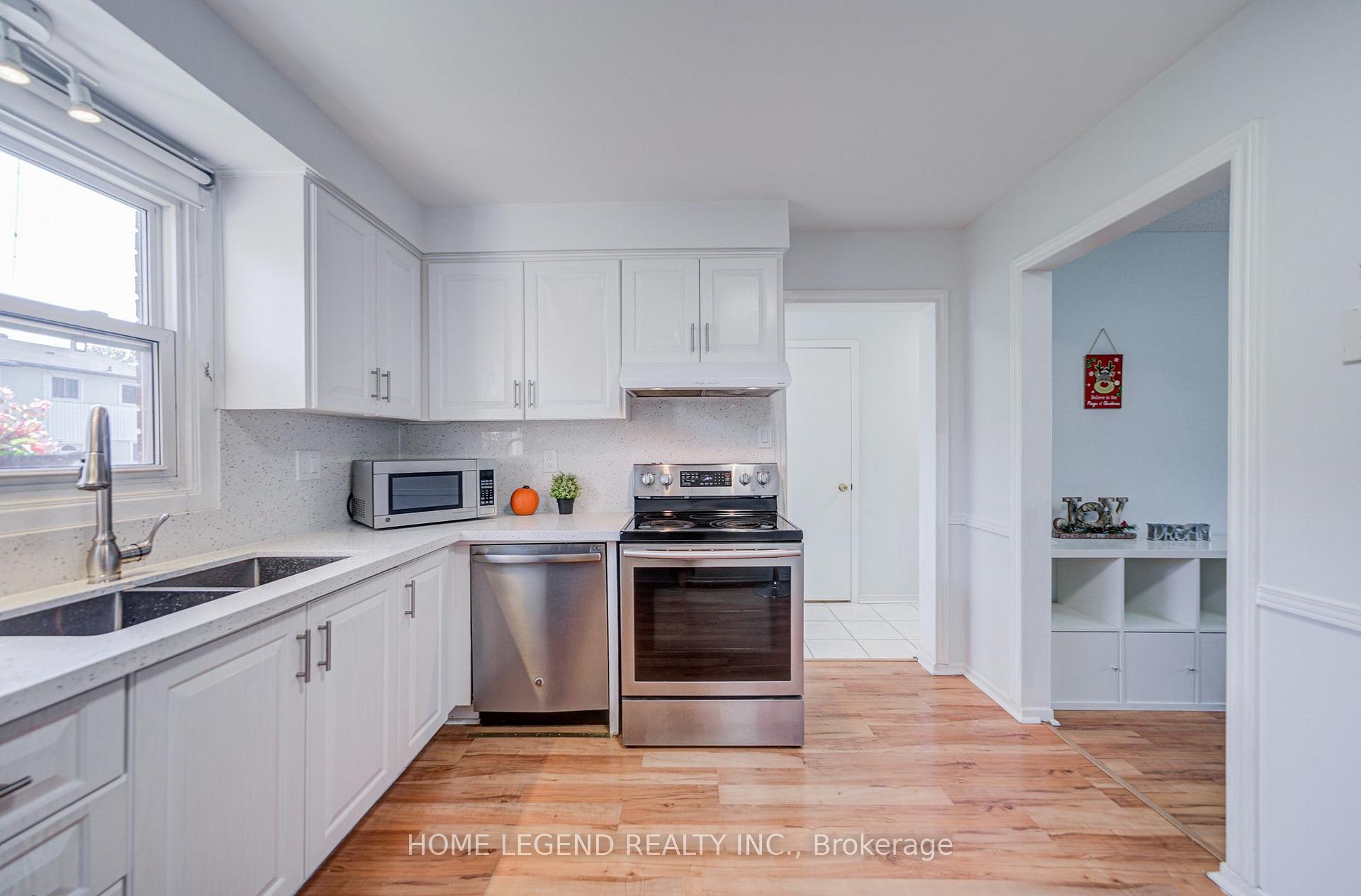 Photo 6 of 54 Crab Apple Way, North York, Parkwoods-Donalda — HOMEH