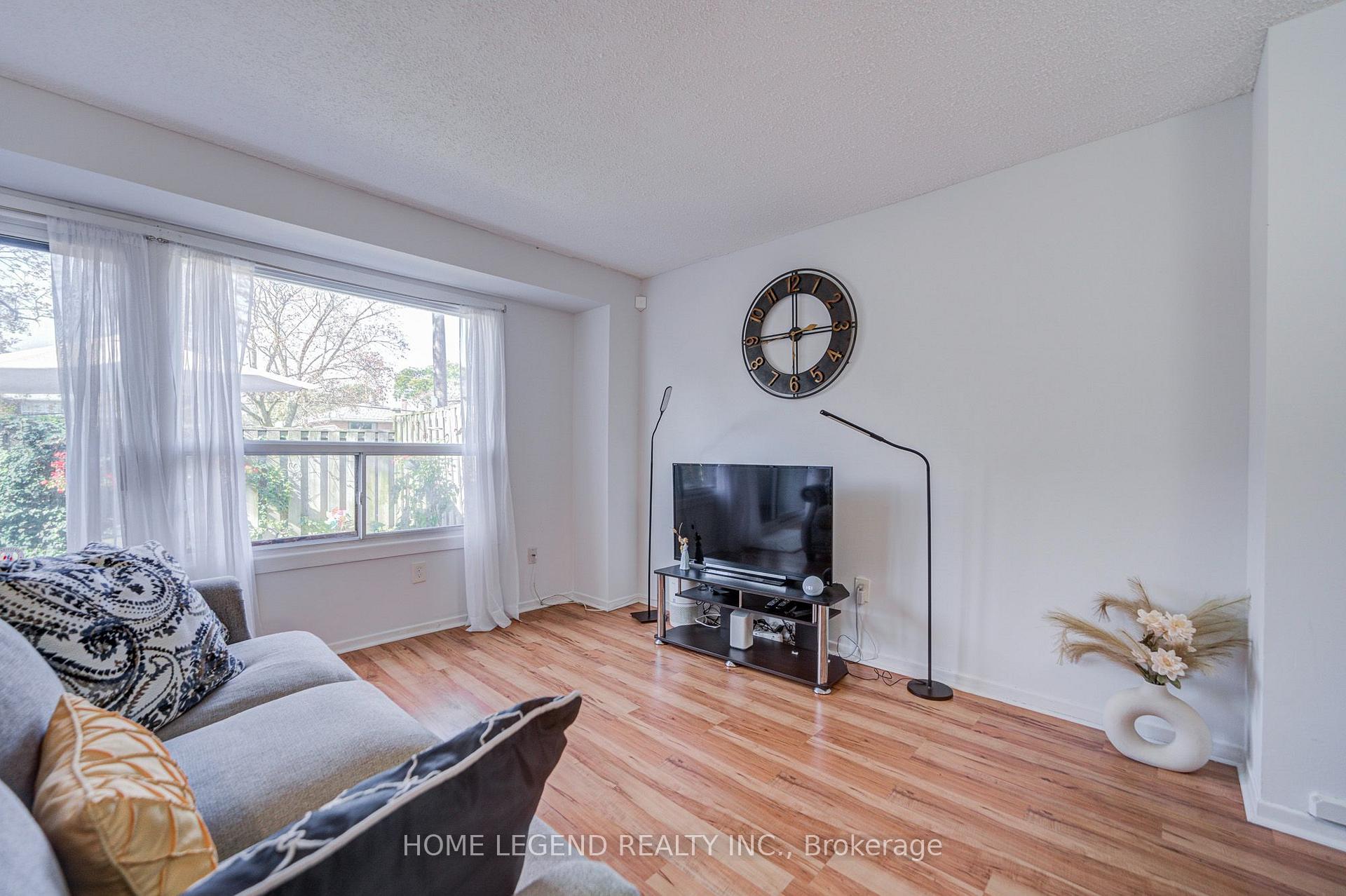 Photo 12 of 54 Crab Apple Way, North York, Parkwoods-Donalda — HOMEH