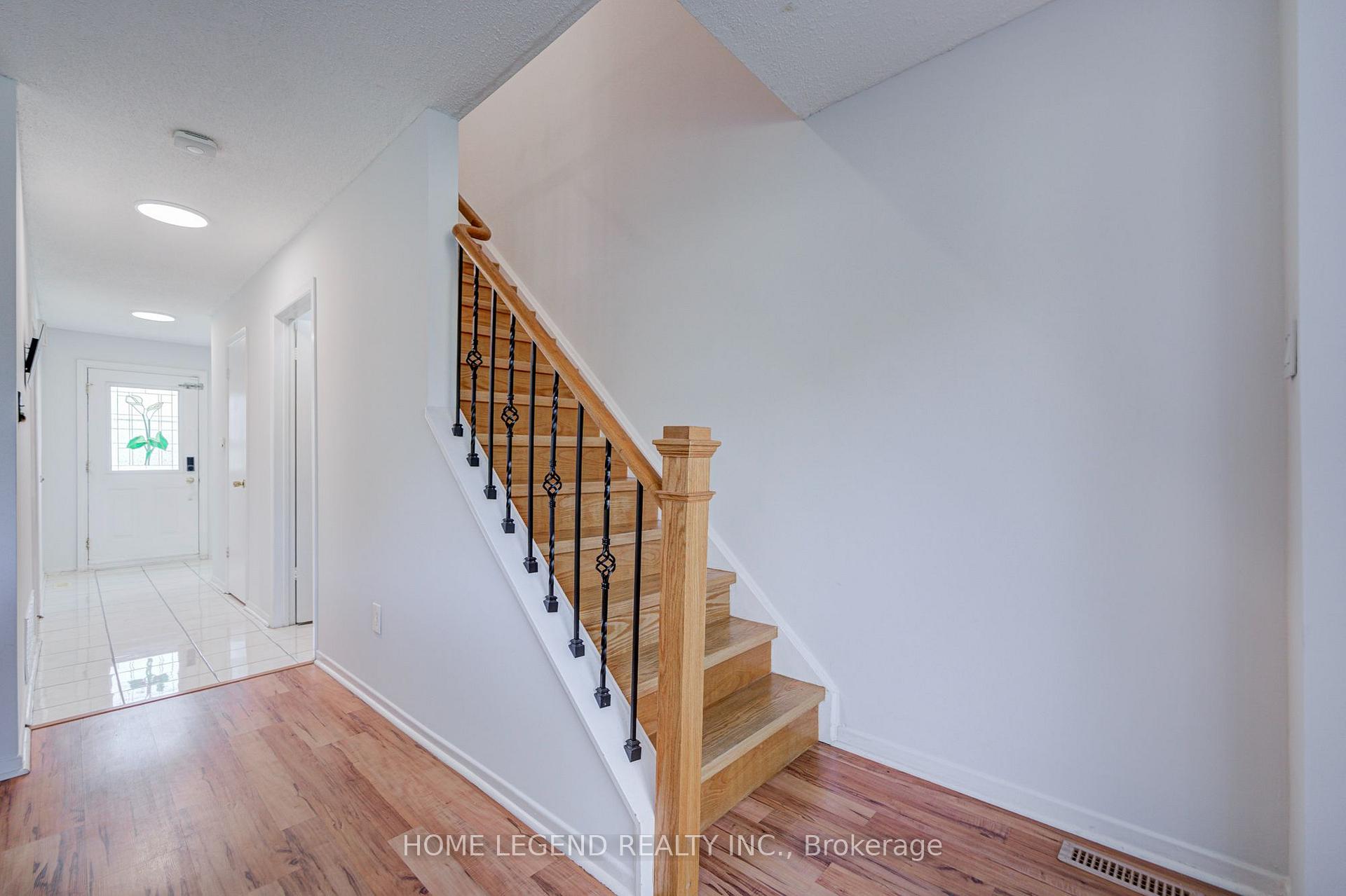 Photo 13 of 54 Crab Apple Way, North York, Parkwoods-Donalda — HOMEH