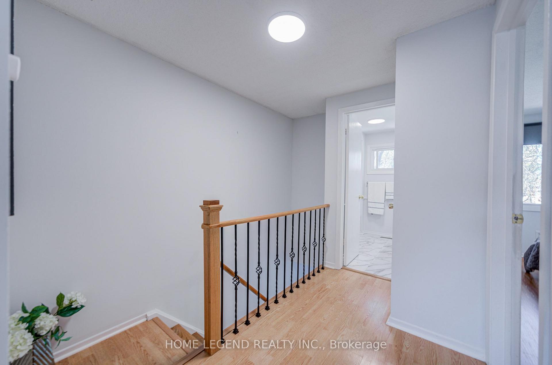 Photo 18 of 54 Crab Apple Way, North York, Parkwoods-Donalda — HOMEH
