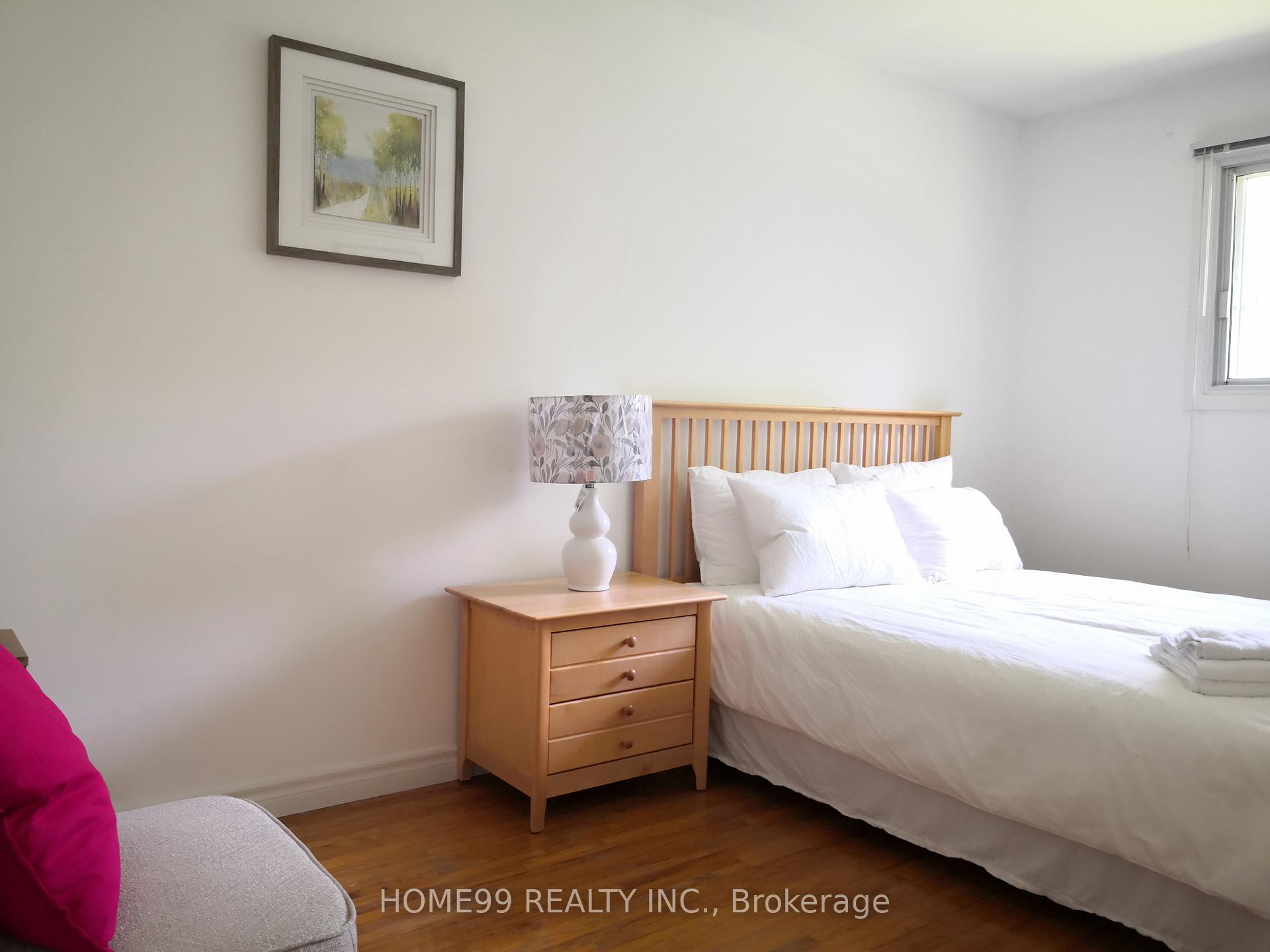 Photo 3 of Unit upper, 137 Pineway Boulevard, North York, Bayview Woods-Steeles — HOMEH