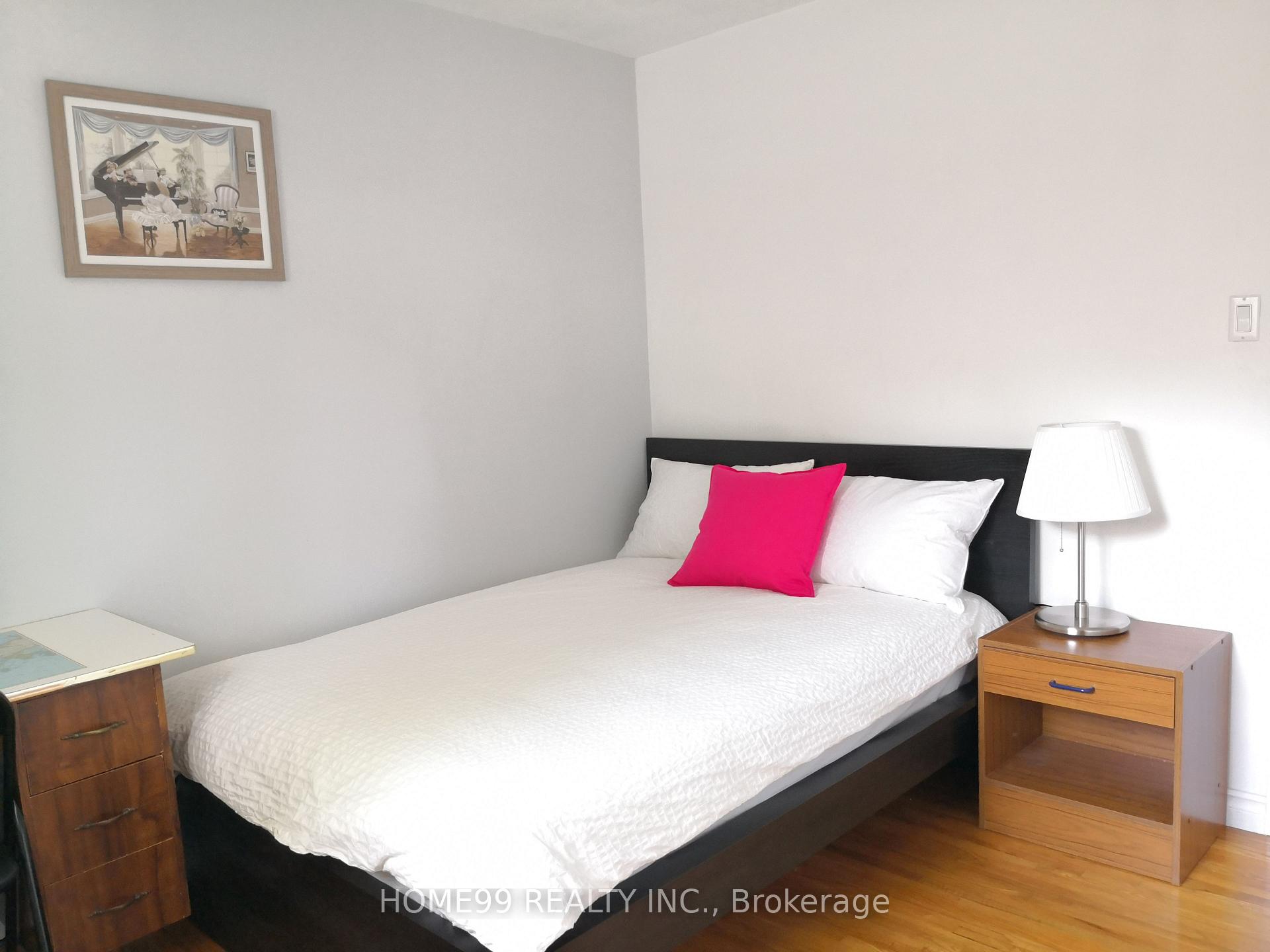 Photo 5 of Unit upper, 137 Pineway Boulevard, North York, Bayview Woods-Steeles — HOMEH